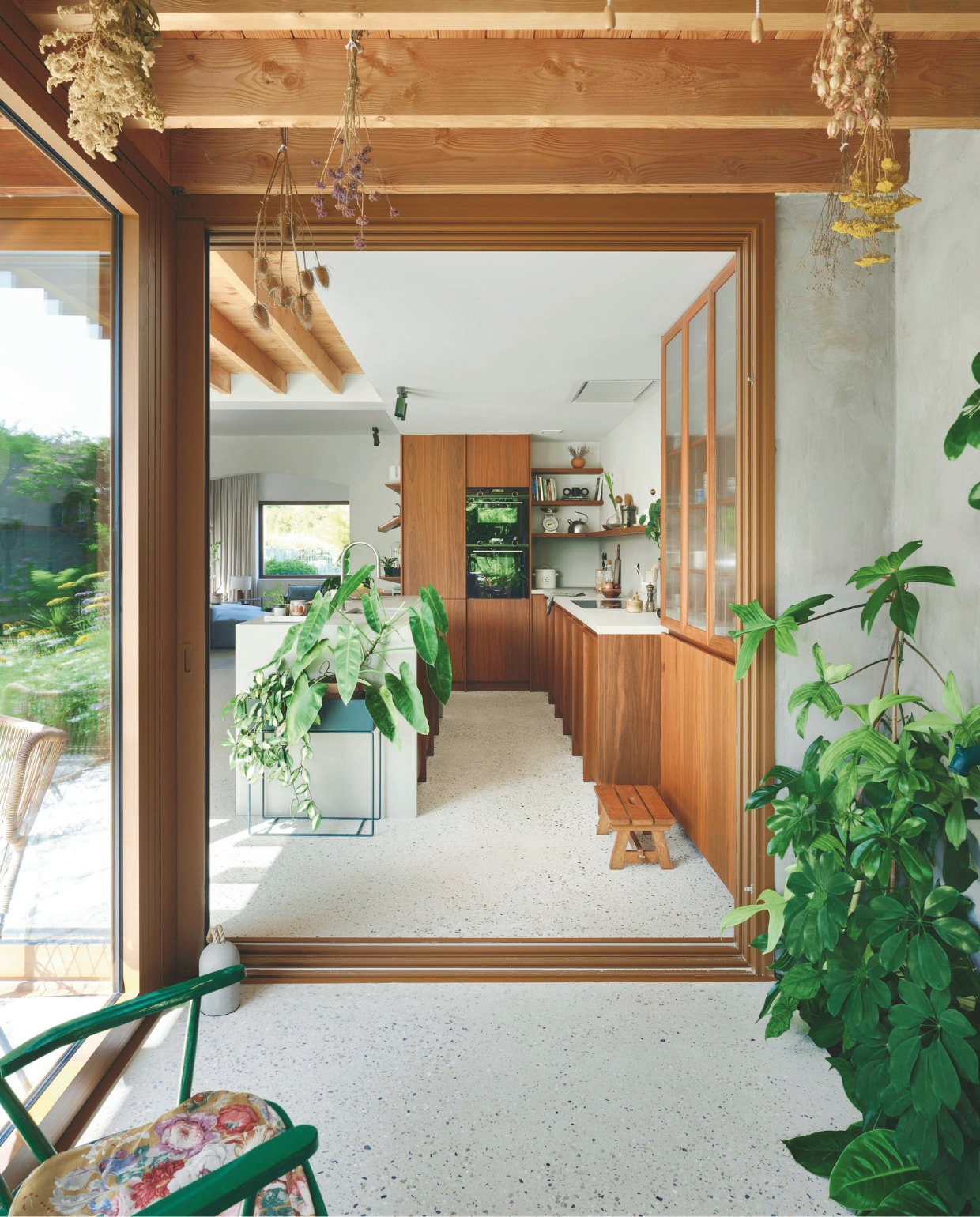 Planten The Plant Corner. Gedroogde bloemen uit de tuin. Houten kruk vintage. Plantenbak Ferm Living. vtwonen 08-2026 | fotografie Mr. Frank