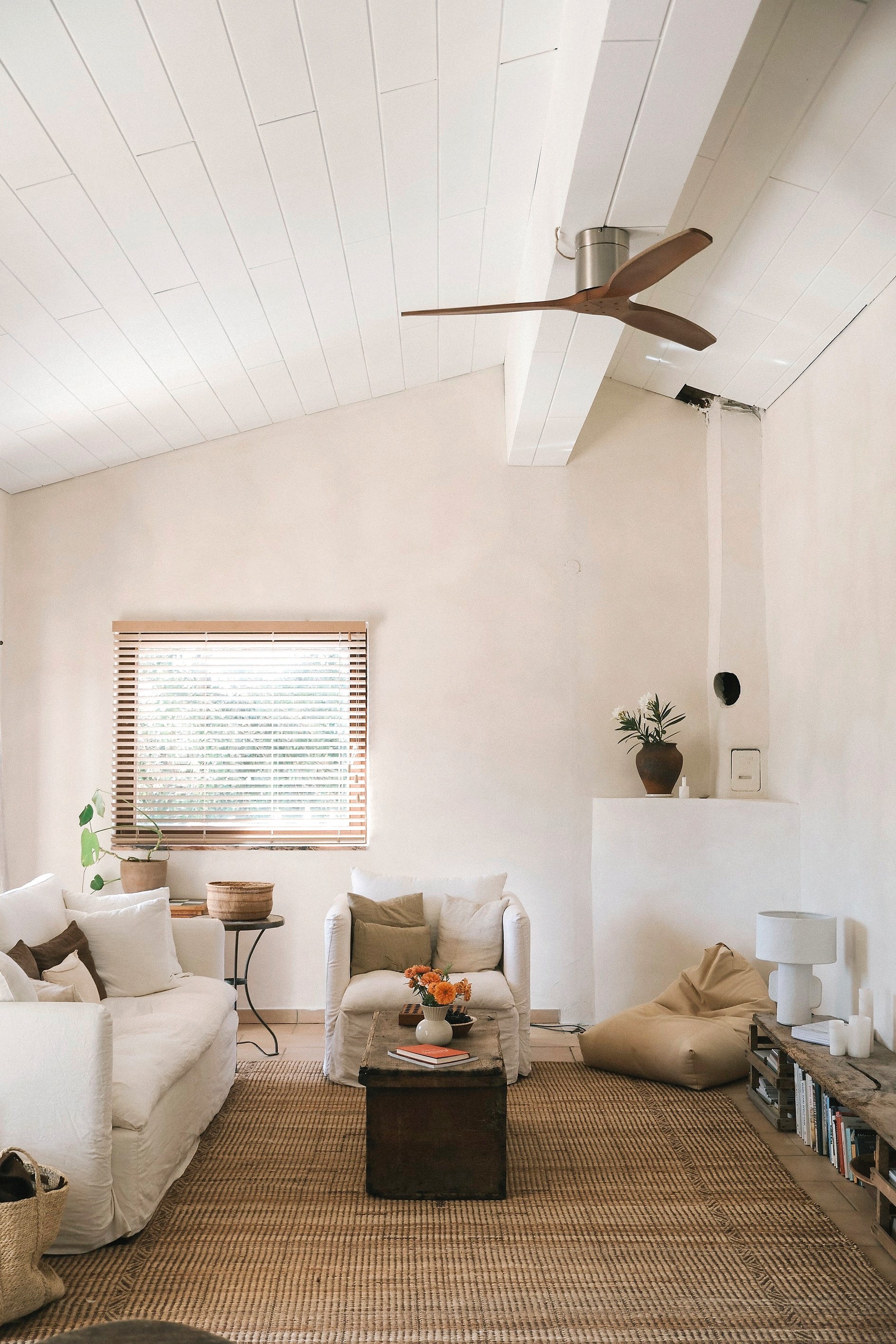 Kalkverf Bone van Bauwerk Colour. Linnen bank en fauteuil Zoco Home. Kussens Tell Me More, Maison de Vacances en Isabelle Yamamoto. Vloerkleed HKliving. Salontafel antiek. Bamboe jaloezieën Lattestore. Poef Zara Home. vtwonen 08-2026 | fotografie Isabelle Vermeersch