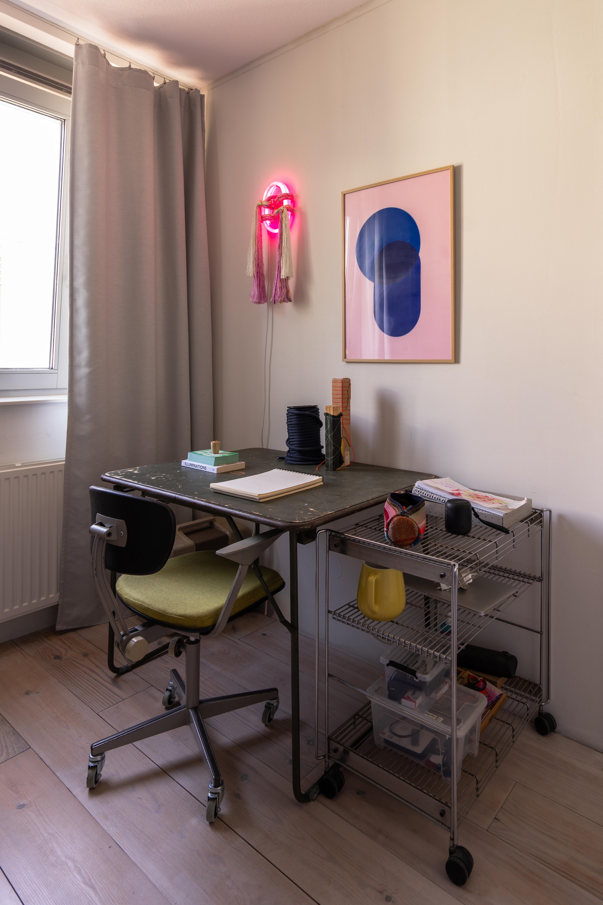 Stoel van Piens oma, tafel van haar ouders. Kunstwerk Studio Rens. Lichtobject Pien Post. Tweedehands houten vloer behandeld met whitewashlak. vtwonen 10-2026 | fotografie Lotte van Uittert