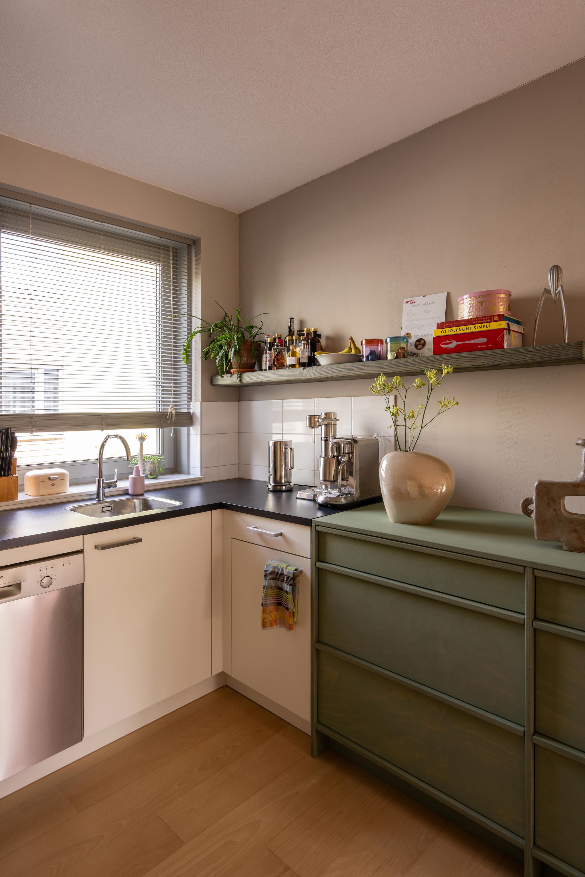 Keuken zat al in huis. Multiplex keukenkast en burned wandplank gemaakt door Onno. Koffiemachine Nespresso van Sage. Waterkoker en bruiswatermaker Aarke. Vaas Soft Ceramics van Fleur Hulleman. Theedoek Odds & Ends van Foekje Fleur. Citruspers Juicy Salif van Philippe Starck voor Alessi. Gekleurde glazen potjes en handzeep Hema. vtwonen 10-2026 | fotografie Lotte van Uittert