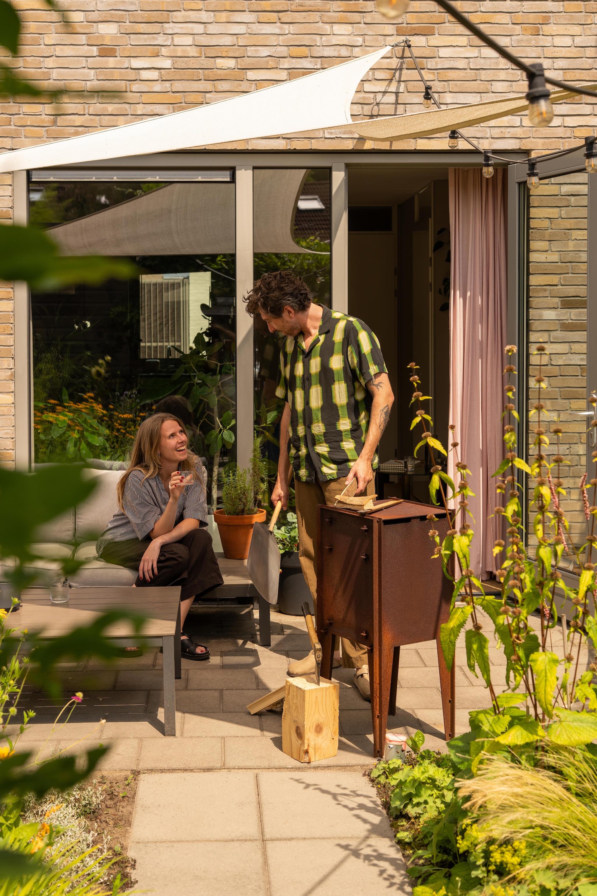 Buitenoven van Städler Made. Gordijn Ikea. vtwonen 10-2026 | fotografie Lotte van Uittert