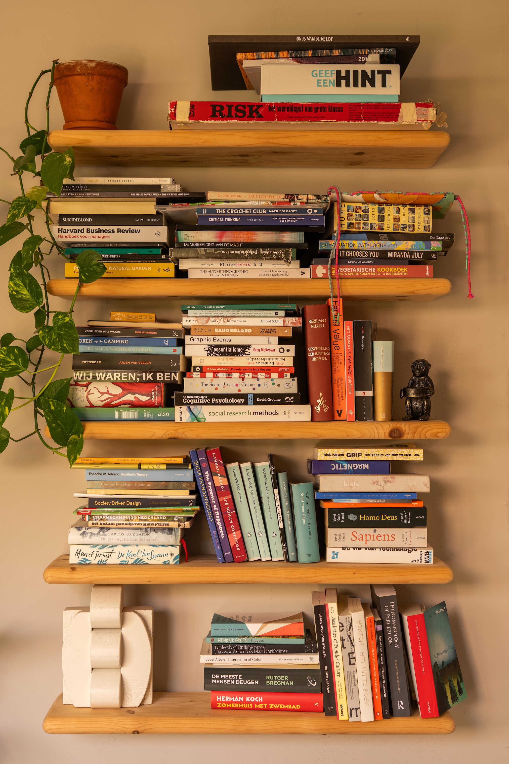 Boekenplanken zelf gemaakt. vtwonen 10-2026 | fotografie Lotte van Uittert