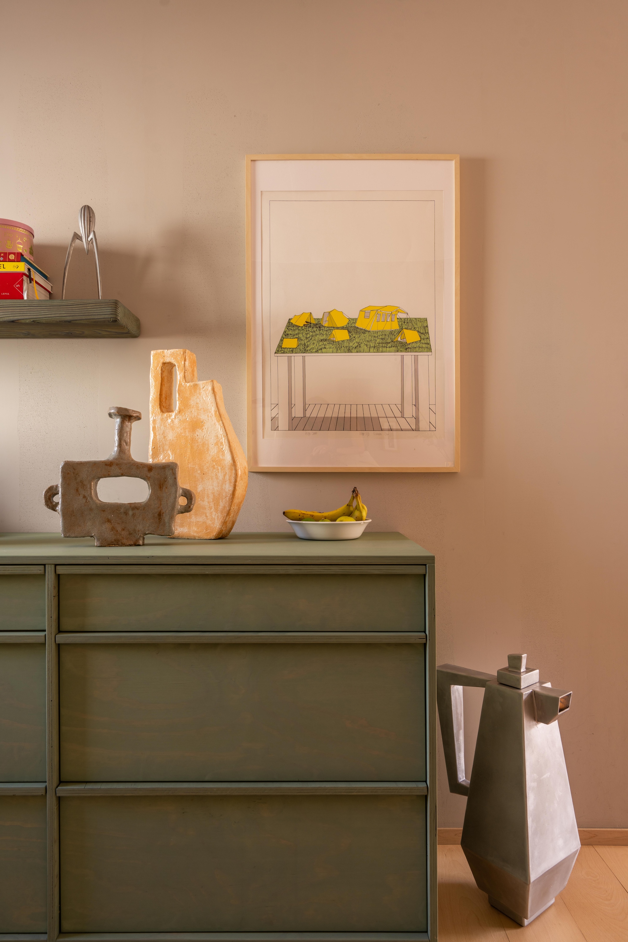 Keukenkast en wandplank gemaakt door Onno. Vaas Teapot van Dirk Duif. Vazen op kast Core Vessels van Willem van Hooff. Kunstwerk gekocht via Onterfd Goed. Citruspers Juicy Salif van Philippe Starck voor Alessi. vtwonen 10-2026 | fotografie Lotte van Uittert