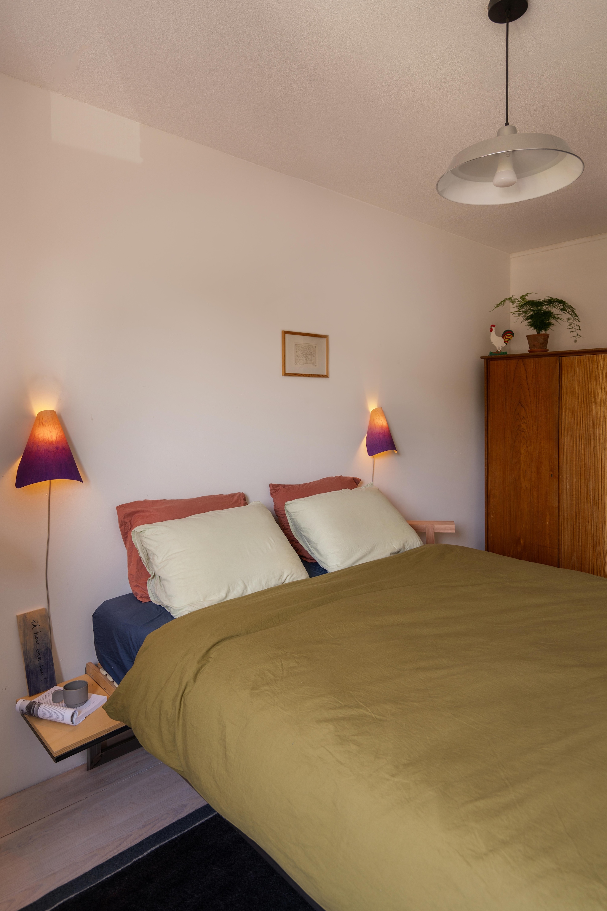 Wandlampen Dawn van Onno Adriaanse (deze worden gepresenteerd tijdens DDW 2026 en zijn vanaf dan te koop). Bed zelf gemaakt. Beddengoed Hema, H&m, Ikea. Kast en hanglamp vintage. Tweedehands houten vloer behandeld met whitewashlak. vtwonen 10-2026 | fotografie Lotte van Uittert