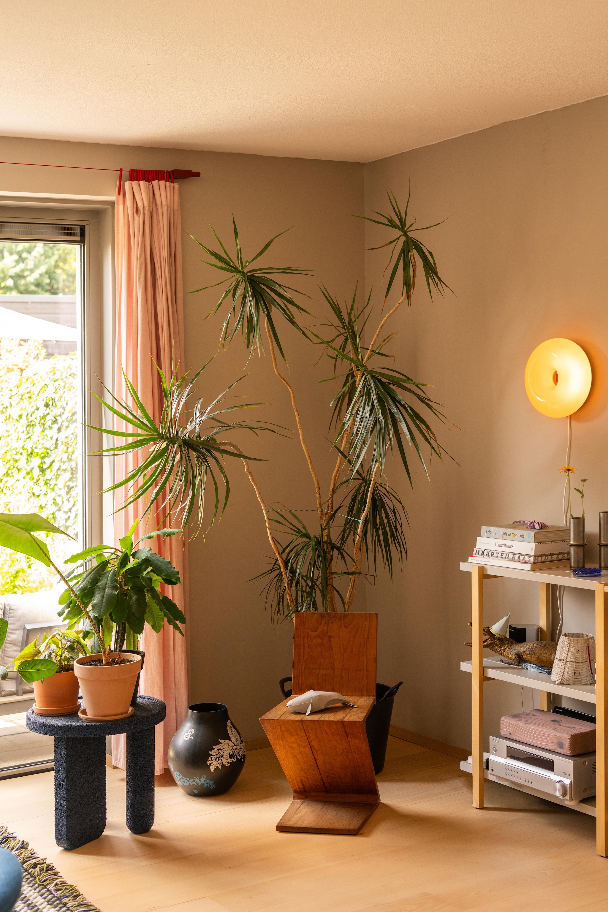 Bijzettafel Gravel van Studio Guilty. Replica Zigzagstoel van Rietveld, gemaakt door Piens vader. Vaas van Hella Jongerius en wandlamp Varmblixt van Sabine Marcelis voor Ikea. Vazen gerecycled rvs Vase 01 Raw van Offsite. Gordijn Ikea. Tweedehands houten vloer behandeld met matte lak van Skylt. vtwonen 10-2026 | fotografie Lotte van Uittert