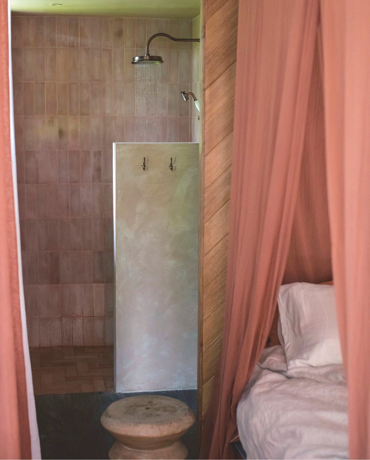Tegels uit een fabriek in Sidemen. Roze wandkleur zelf gemixt voor limewash-effect. Houten afscheiding maatwerk.. vtwonen 08-2026 | styling Kim Timmerman | fotografie Tommaso Riva