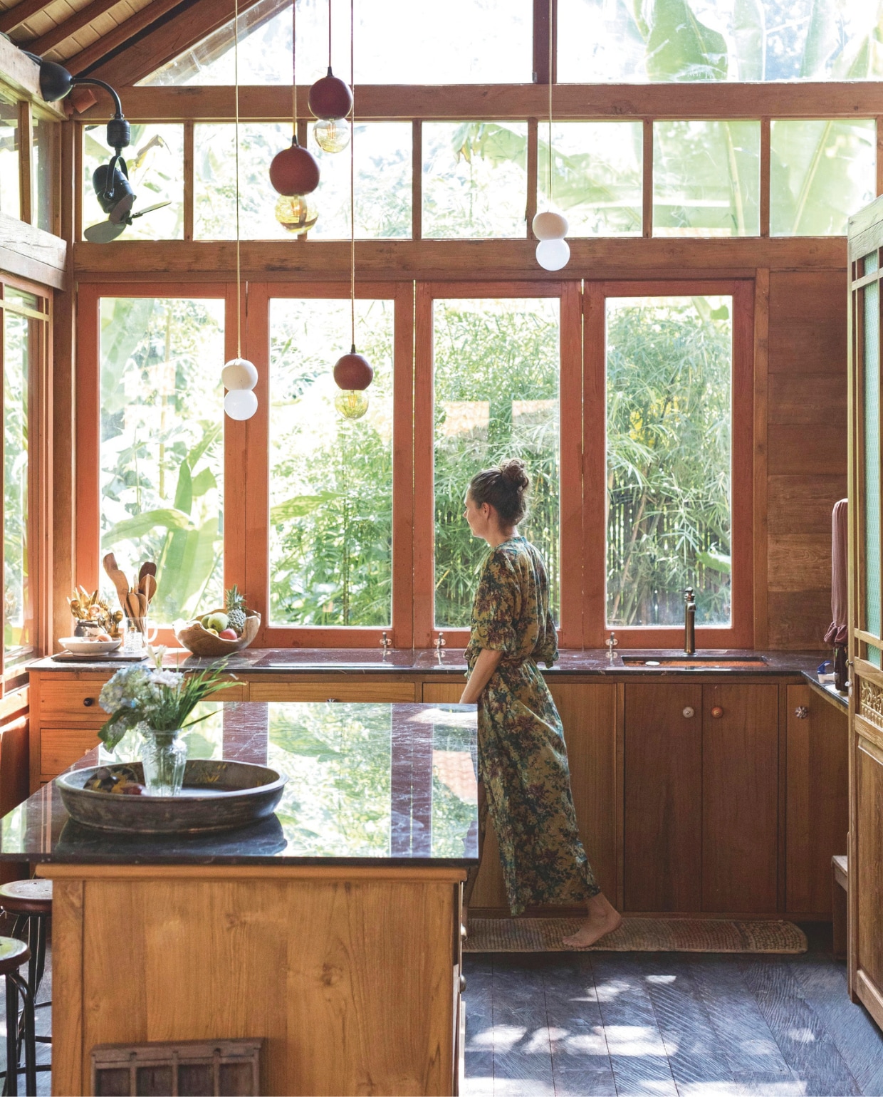 Keuken, marmeren werkblad en koperen wasbak maatwerk. Alle kastknopjes zijn anders, Puck kreeg ze cadeau en vond ze tijdens reizen. Terracotta lampen laten maken. vtwonen 08-2026 | styling Kim Timmerman | fotografie Tommaso Riva