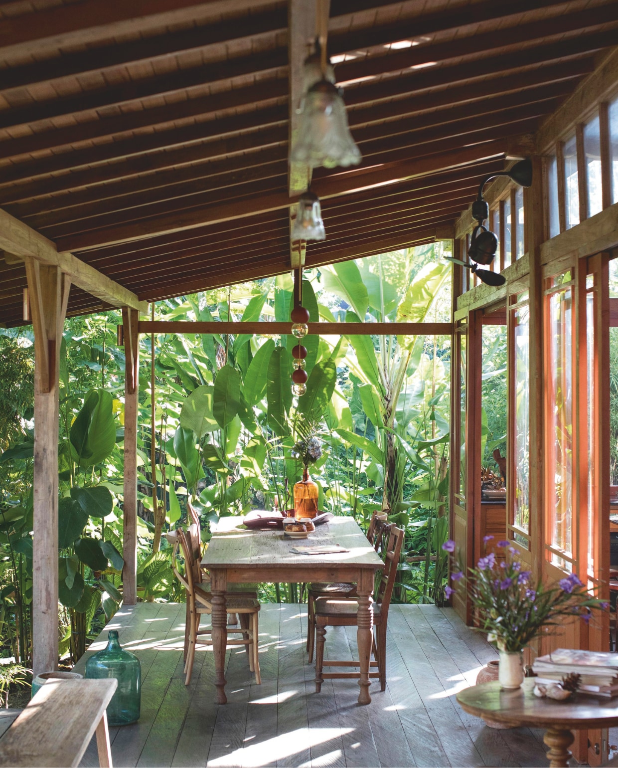 Stoelen antiek, lokaal gemaakt en opgeknapt. Overal in huis staan bloemen die het gezin plukt in de tuin of tijdens wandelingen. vtwonen 08-2026 | styling Kim Timmerman | fotografie Tommaso Riva