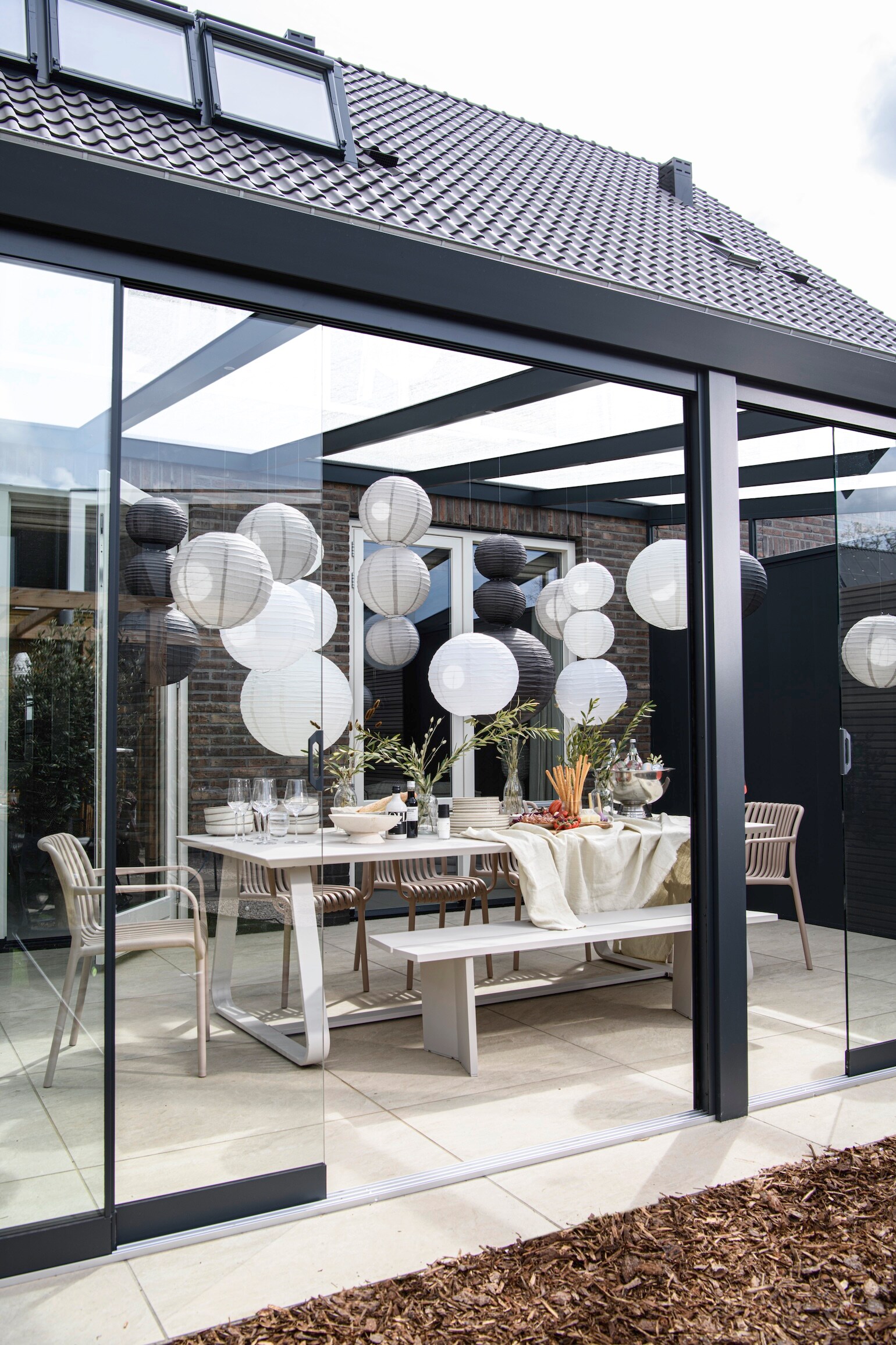 feest aan huis zo maak je een tuinkamer avondproof
