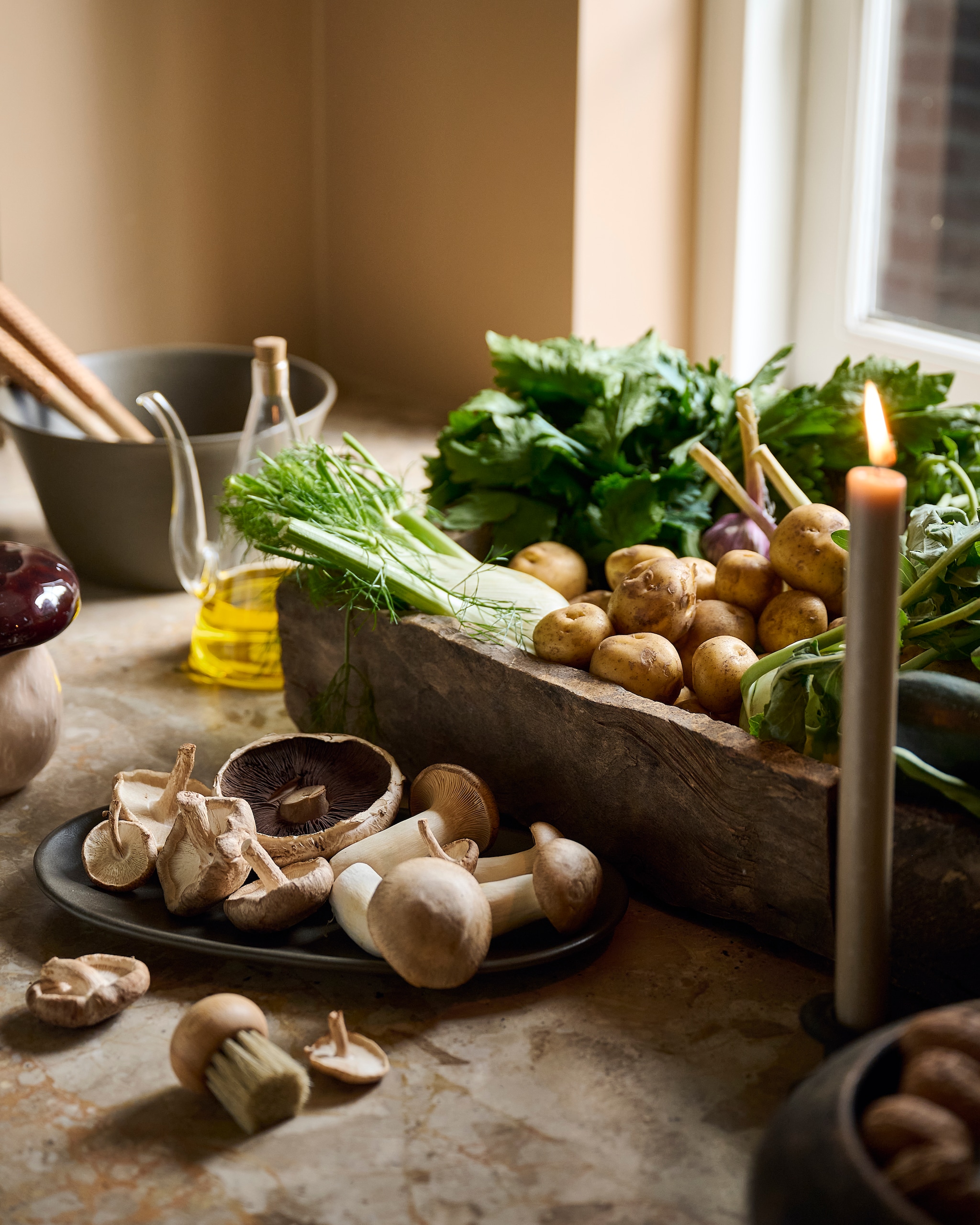 Ro Smit bord, donkergroen € 39,95, schaal, groen € 49,95 (rosmit.nl). Arket opberger paddenstoel, keramiek € 39,99 (arket.com). Zara Home karaf € 17,99 (zarahome.com). Luksa Home Collection trog, hout € 179,- (luksa.furniture). Studio Bazar champignonborstel € 6,25, slacouvert, hout € 14,50 (studiobazar.com). vtwonen landelijk 9-2026 | styling Danielle Verheul | fotografie Sjoerd Eickmans