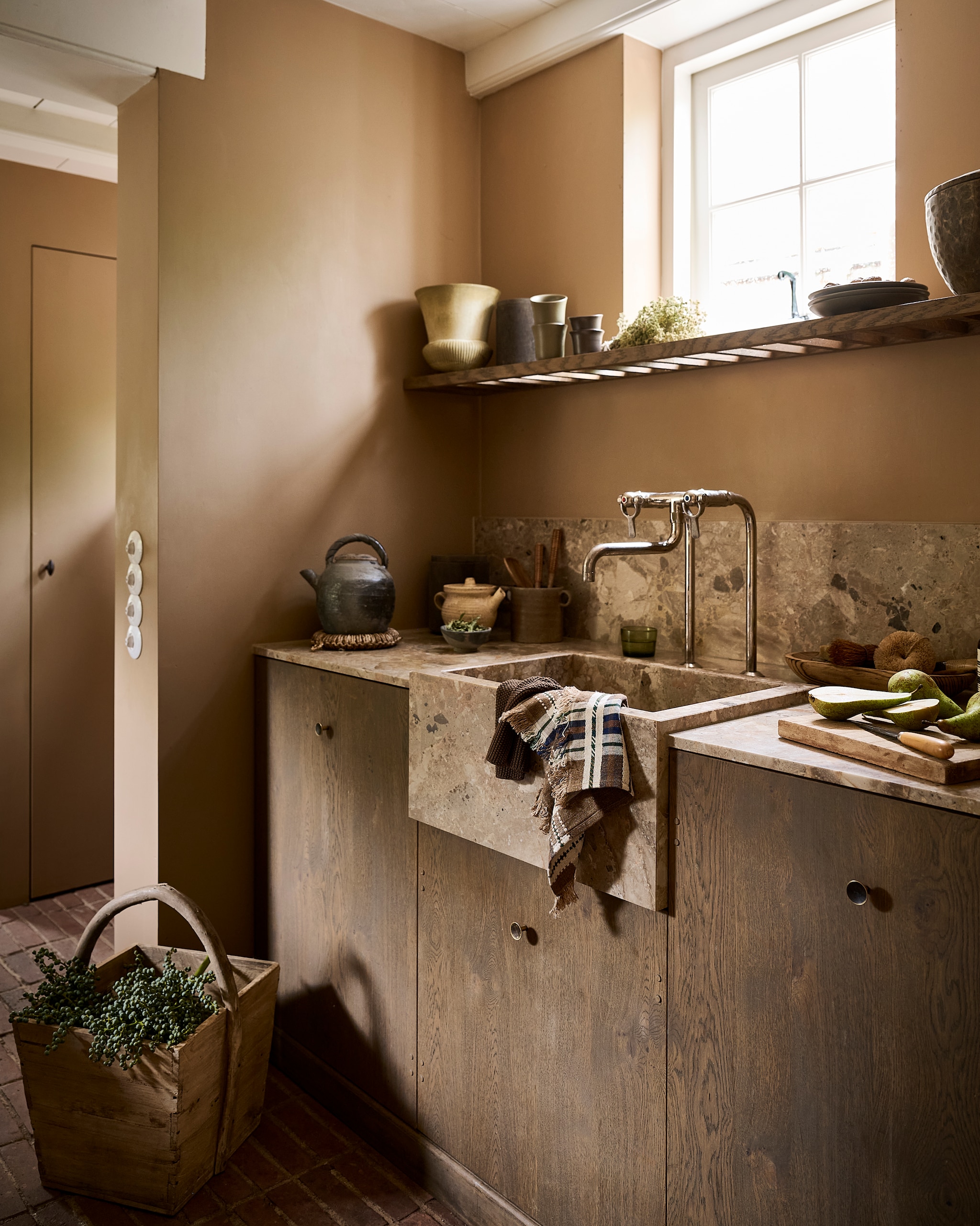 Lab muurverf, velvet fudge, 1 liter € 60,- (labcolourtheworld.com). Keuken, ontwerp Maaike Schmeets (instagram.com/studioheiligland). Ikea oven (ikea.com). Toni Copenhagen kraan SP Tap on Standpipes, S200, nikkel (tonicopenhagen.com). Zara Home vaas met verweerde rand, zachtgroen € 59,99 (zarahome.com). Luksa Home Collection voorraadpotten met deksel, grijs, set van 3 € 99,-, theepot, metaal € 39,-, bak met handvat, hout € 89,95 (luksa.furniture). Ro Smit mokken, aardewerk, per stuk vanaf € 9,95 (rosmit.nl). Madam Stoltz onderzetter € 15,75 (madamstoltz.dk). Pand40 pot met kleine grepen € 34,09, keukendoek, bruin € 6,06 (pand-40.nl). Serax glas, groen, set van 4 € 59,- (serax.com). Libeco keukendoek, geruit linnen € 35,- (libeco.com).  Studio Bazar keukenlepels, hout vanaf € 4,95 (studiobazar.com). Overig privébezit. styling Danielle Verheul | fotografie Sjoerd Eickmans