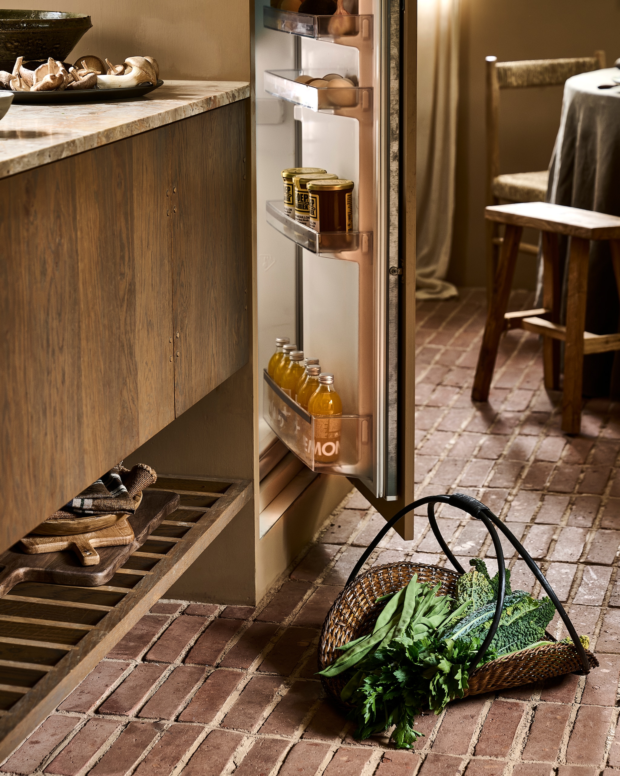 vtwonen schaal, aardewerk, groen € 59,99 (shop.vtwonen.nl). Zara Home snijplanken, hout, vanaf € 17,99, bloemenmand, rotan en bamboe € 49,99 (zarahome.com). Ro Smit schaal, aardewerk, donkergroen € 39,95 (rosmit.nl). Libeco keukendoek, linnen, geruit € 35,-, placemat, linnen, bruin € 42,- (libeco.com). Overig privébezit. vtwonen landelijk 9-2026 | styling Danielle Verheul | fotografie Sjoerd Eickmans
