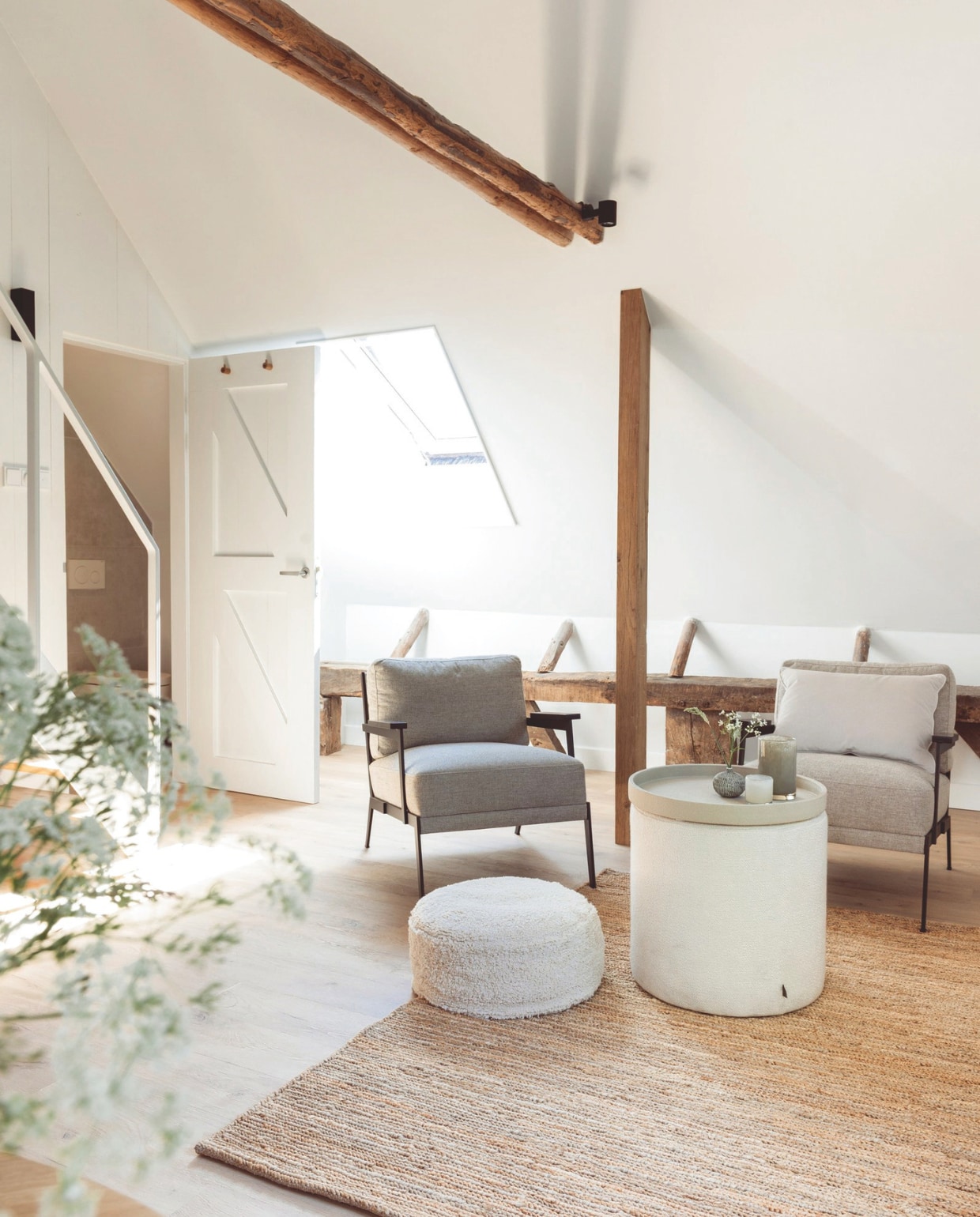 Stoelen en kussens Metropole collectie van Baan Meubelen. Vloerkleed By Mölle. Poef Anne-Marie Wonen. Dienblad Robert Exoo. Kleine vazen van Lindform en Dutz. vtwonen Landelijk 7-2026 | fotografie Suzanne Paap