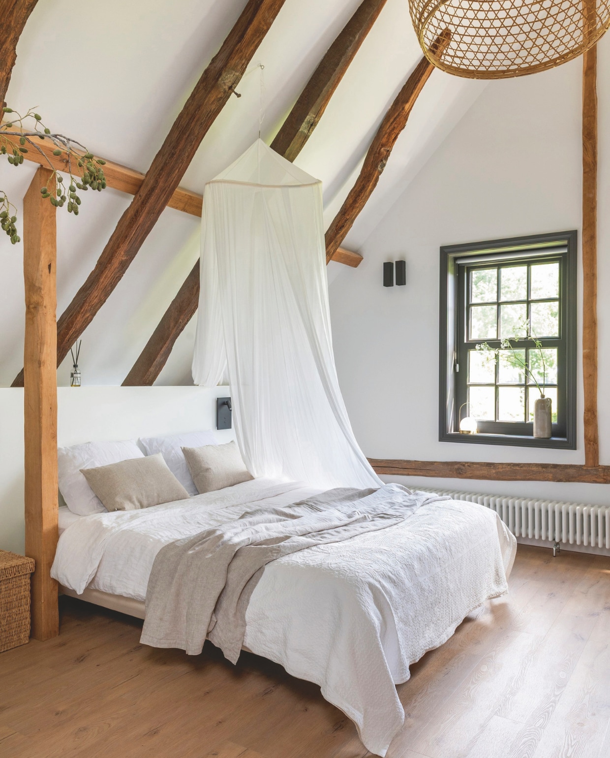 Pvc-vloer Coretec. Bed Pullman. Linnen beddengoed en kussens By Mölle. Lampen Anne-Marie Wonen. Waterkruik in het raam vintage. vtwonen Landelijk 7-2026 | fotografie Suzanne Paap