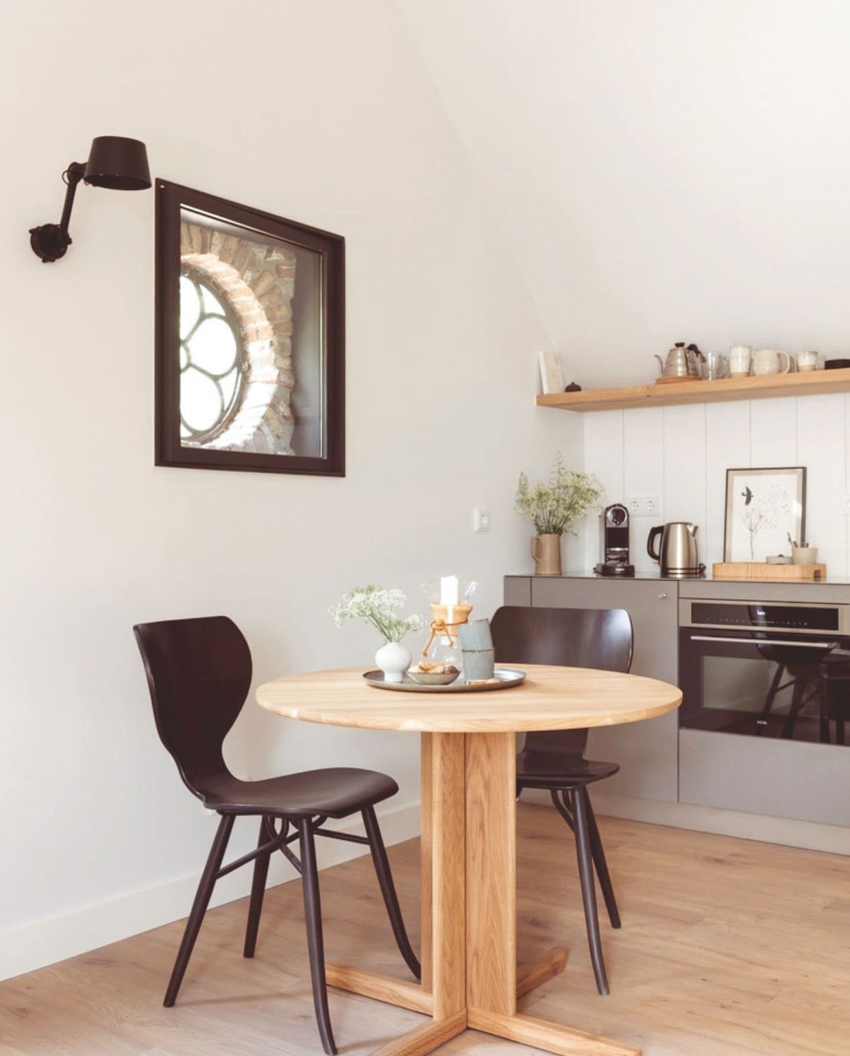 Tafel By Mölle. Stoel Linteloo. Wandlamp Tonone. Vloer pvc. vtwonen Landelijk 7-2026 | fotografie Suzanne Paap