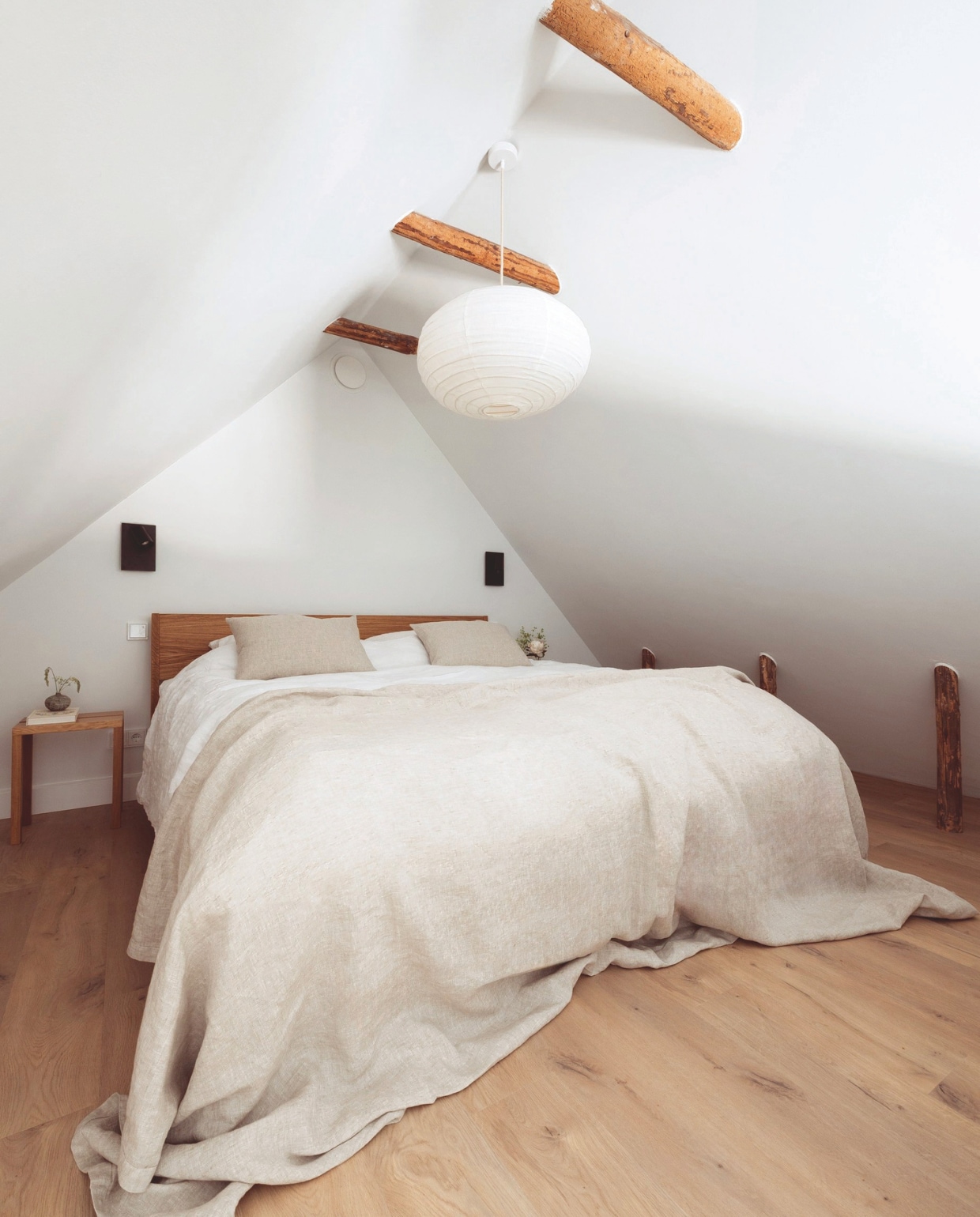 Bed, beddengoed en lamp By Mölle. Vloer pvc. vtwonen Landelijk 7-2026 | fotografie Suzanne Paap