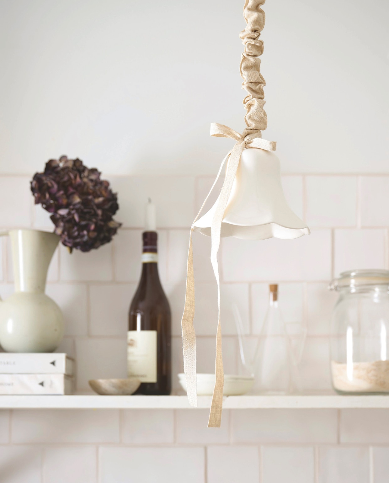 Hanglamp Zara Home. Overig privébezit. vtwonen Landelijk 01-2026 | styling Kim van Rossenberg | fotografie Sjoerd Eickmans
