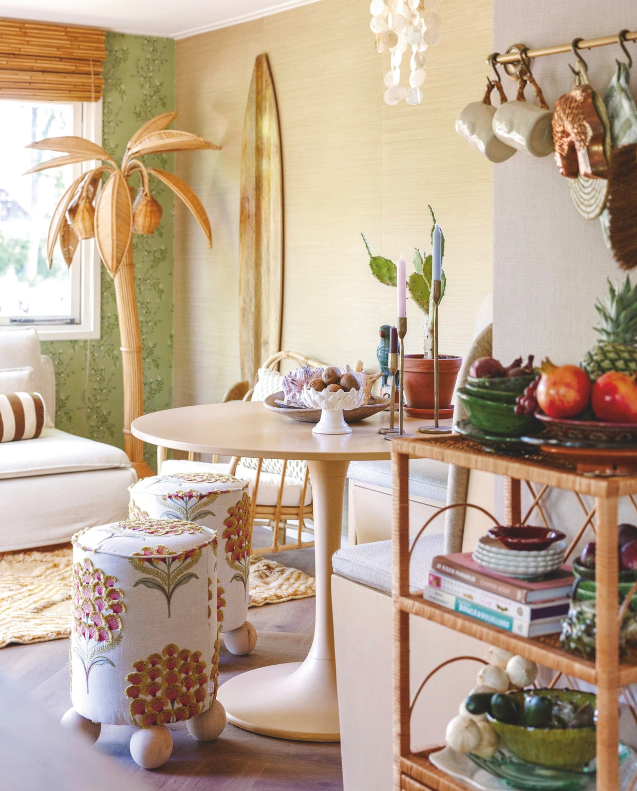 Palmboom eigen design voor Asian Mix Interior. Rieten stoel Loods 5. Behang Catchii. Houten surfplank aan de wand Maisons du Monde. vtwonen 08-2026 | styling Sophie Dirven | fotografie Dana van Leeuwen