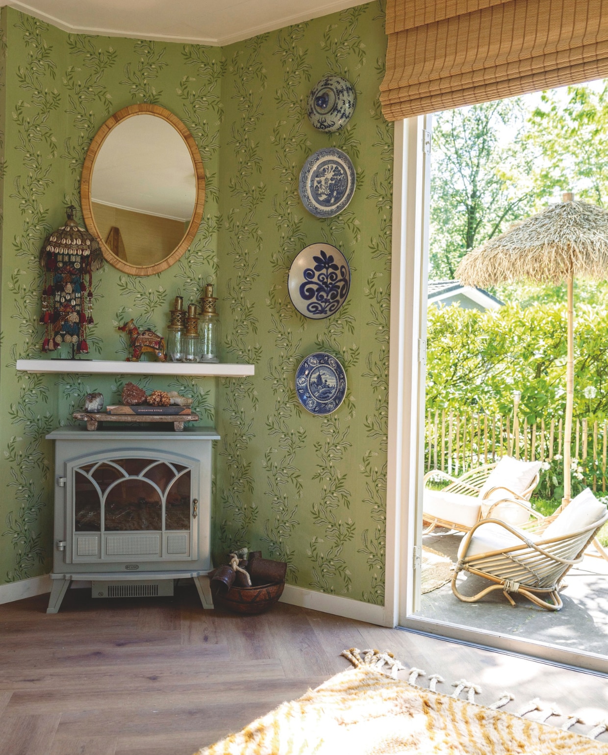 Kachel Hudson Reed. Spiegel Beliani. Borden aan de wand vintage. Behang F. Schumacher & Co. Boek Kelly Wearstler. Edelstenen vintage. Afrikaans hoofddeksel vintage. Vloer Floer. Vloerkleed Sukh & Bahja. Stoelen Sissy-Boy. Parasol Pomax. Bamboe rolgordijn Decoratie.com. vtwonen 08-2026 | styling Sophie Dirven | fotografie Dana van Leeuwen
