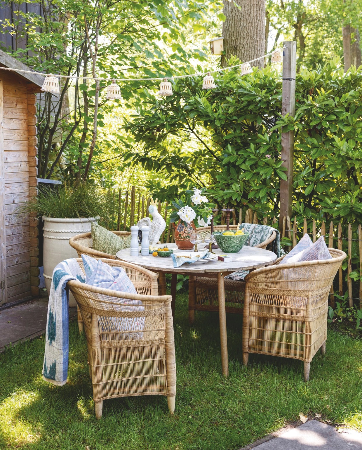 Tafel Sissy-Boy. Stoelen, kussens, plaid, keramieken eend Van Verre Interior. Lampions New Garden. Vintage terracotta waterkan Van Dijk & Ko. Saladeschaal Bordallo Pinheiro. vtwonen 08-2026 | styling Sophie Dirven | fotografie Dana van Leeuwen