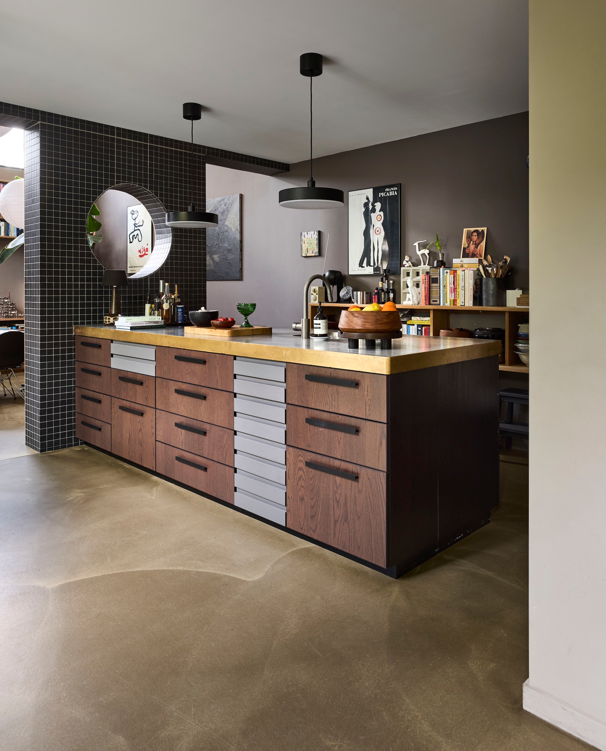 Keuken Ikea. Betonnen blad met messing rand door Art-Concrete. Lampen Ikea. Muurverf kleur London Clay van Farrow & Ball. Tegels Hornbach. vtwonen 10-2026 | styling Fietje Bruijn | fotografie Alexander van Berge
