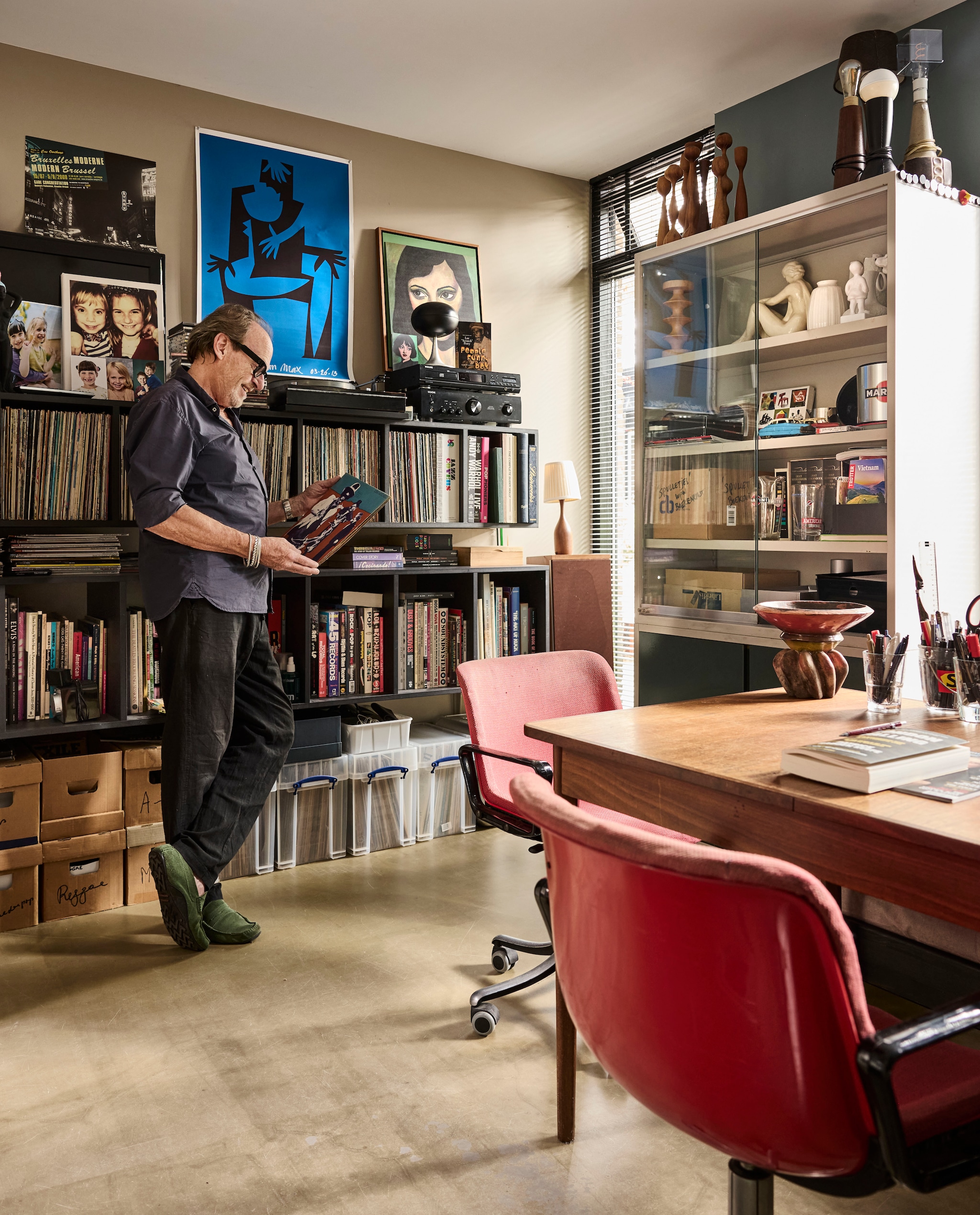Guus’ werkkamer. Meubels vintage Tecno. Kasten maatwerk. Blauwe zeefdruk Max Kisman. vtwonen 10-2026 | styling Fietje Bruijn | fotografie Alexander van Berge