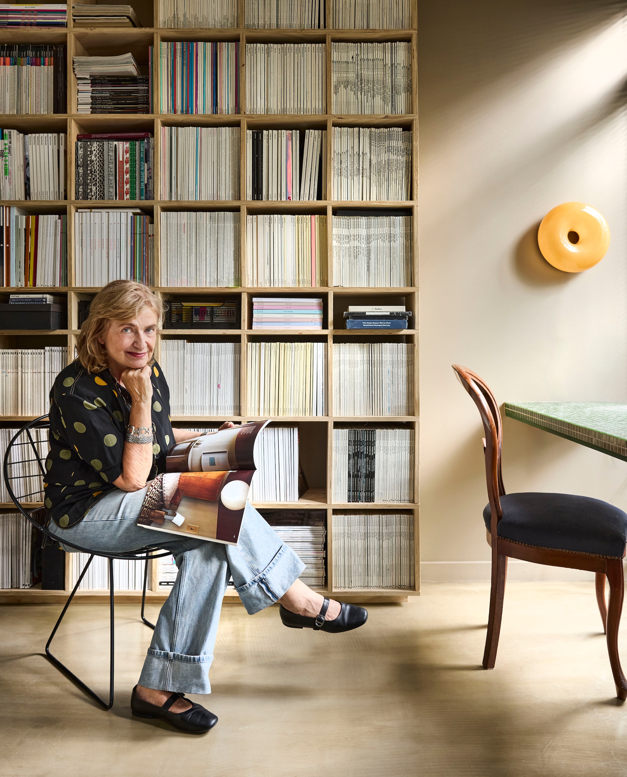Kast maatwerk. Wandlamp Sabine Marcelis voor Ikea. Stoel HKliving. Muurverf kleur Warm Grey van vtwonen via Karwei. vtwonen 10-2026 | styling Fietje Bruijn | fotografie Alexander van Berge