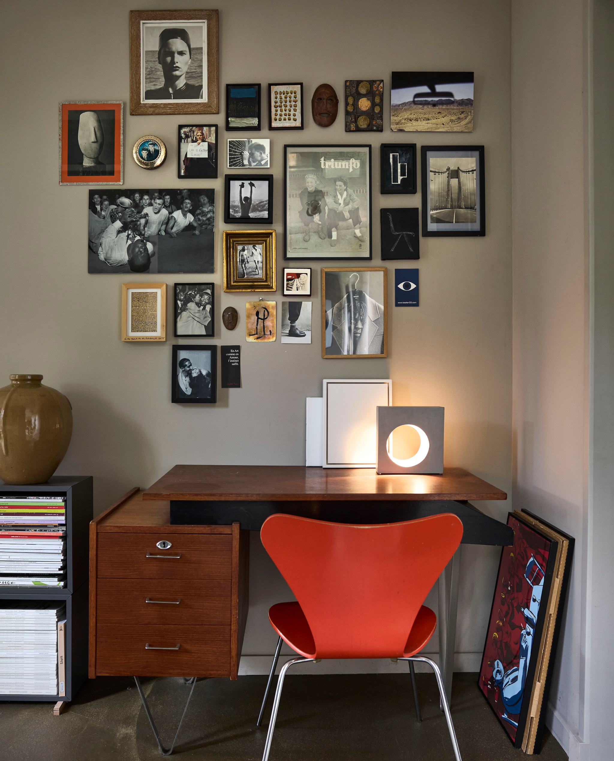 Bureau vintage van Cees Braakman voor Pastoe. Lamp Serax. Verzameling foto’s, vondsten en souvenirs. vtwonen 10-2026 | styling Fietje Bruijn | fotografie Alexander van Berge