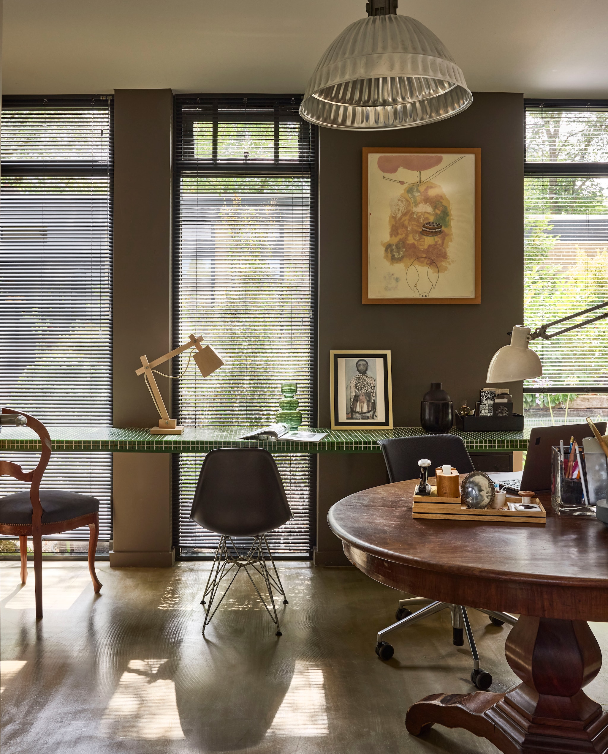 Werkkamer van Fietje. Bureau maatwerk, betegeld. Hanglamp Pudding van Fontana Arte. Tafellamp Muuto. Stoel Dsr van Vitra. Schilderij Helen Frik. Antieke tafel en stoel erfstukken. Muurverf kleur London Clay van Farrow & Ball. vtwonen 10-2026 | styling Fietje Bruijn | fotografie Alexander van Berge