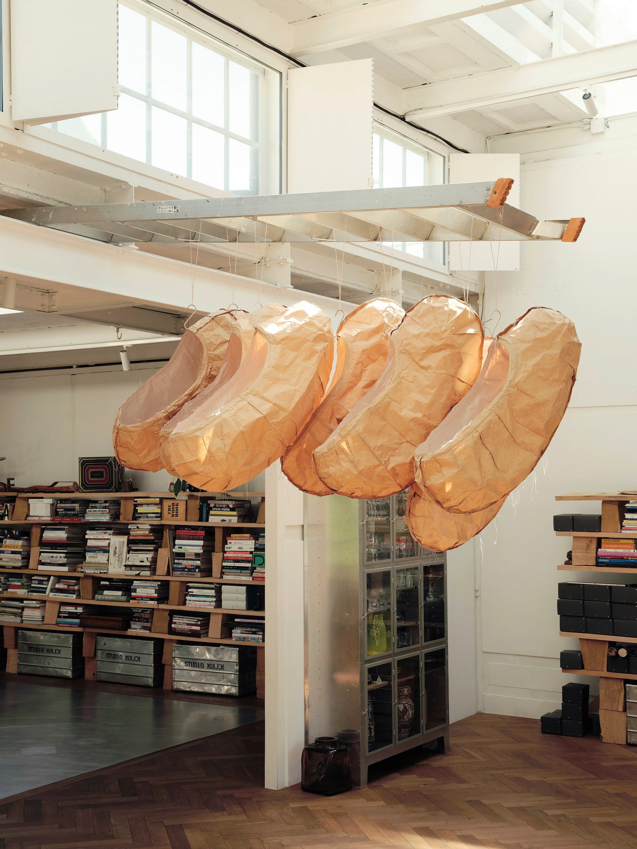 Papieren sculpturen Paper Gingerblimp van Studio Molen, te koop in zilver of brons. Aluminium kast Piet Hein Eek. Vaas Pompon Amsterdam. vtwonen design 7-2026 | fotografie Oof Verschuren