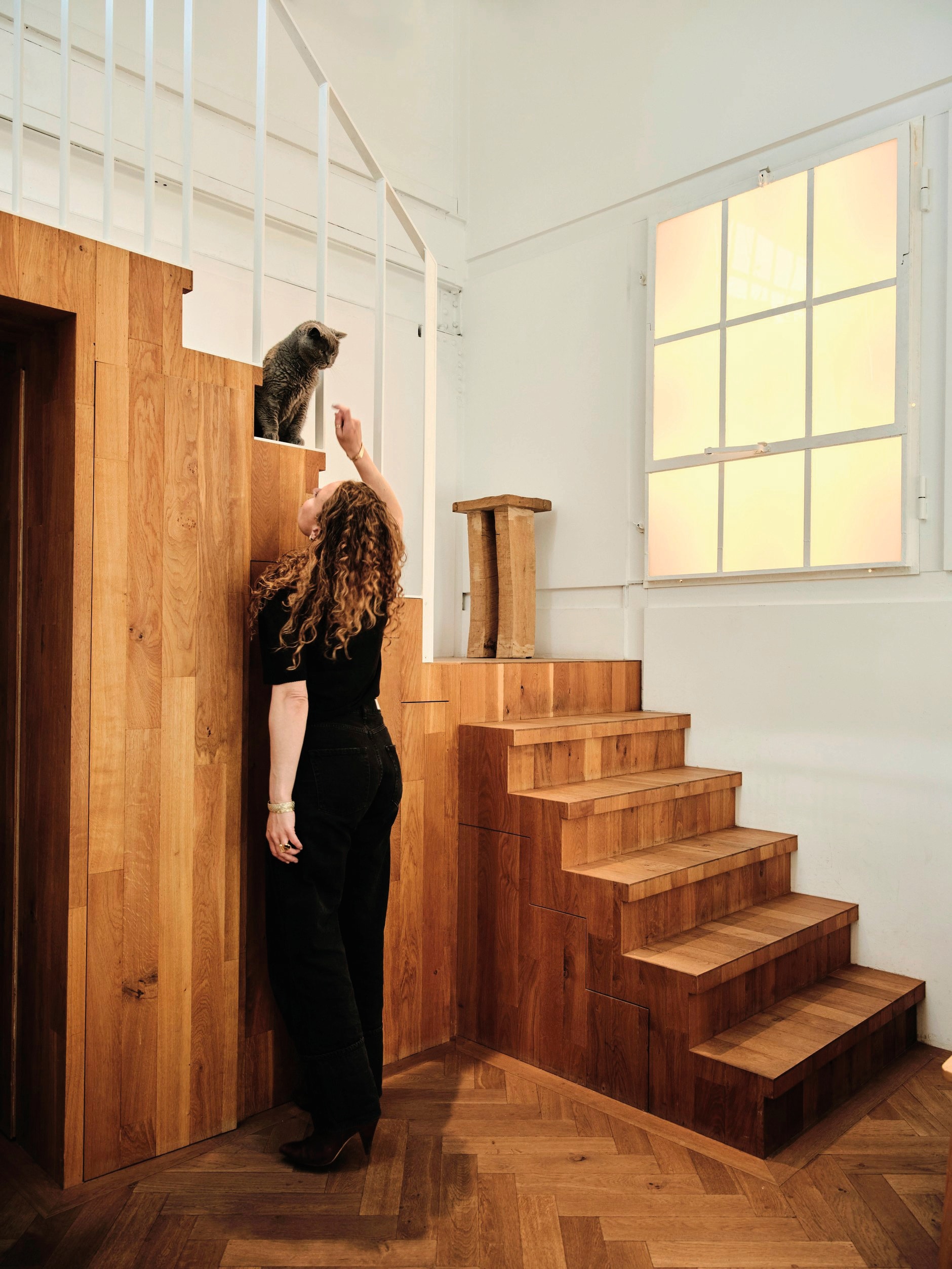 Slaapkamer met eikenhouten trap die naar de badkamer leidt. Houten object Arne Kristian. vtwonen design 7-2026 | fotografie Oof Verschuren