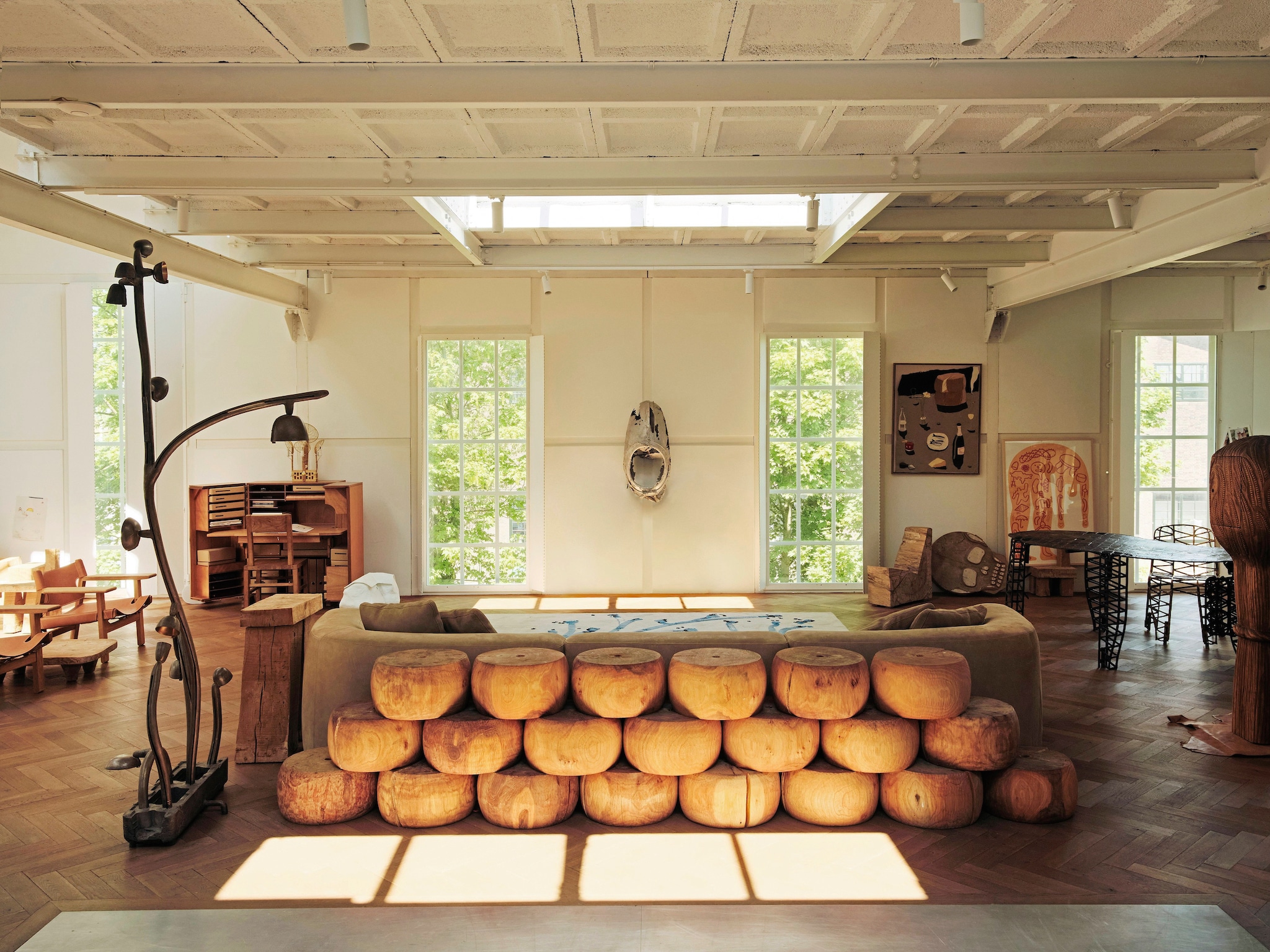 Houten sculpturen Hacked Cheese Earthquake Tower, vloerkleed, aluminium wandobject, staande bronzen lamp, tafel en stoel in zwart gepatineerd brons Studio Molen. Bank Piet Boon. Leren fauteuils Børge Mogensen voor Fredericia. Witte sculptuur Erwin Wurm. Houten kast als bureau en stoel vintage. Lamp Bertjan Pot. Houten schedel als wandkast vintage. Houten stoel Arne Kristian. Schilderij met stilleven Andrew Pierce Scott. Schilderij met manfiguur Stang Gubbels. vtwonen design 7-2026 | fotografie Oof Verschuren