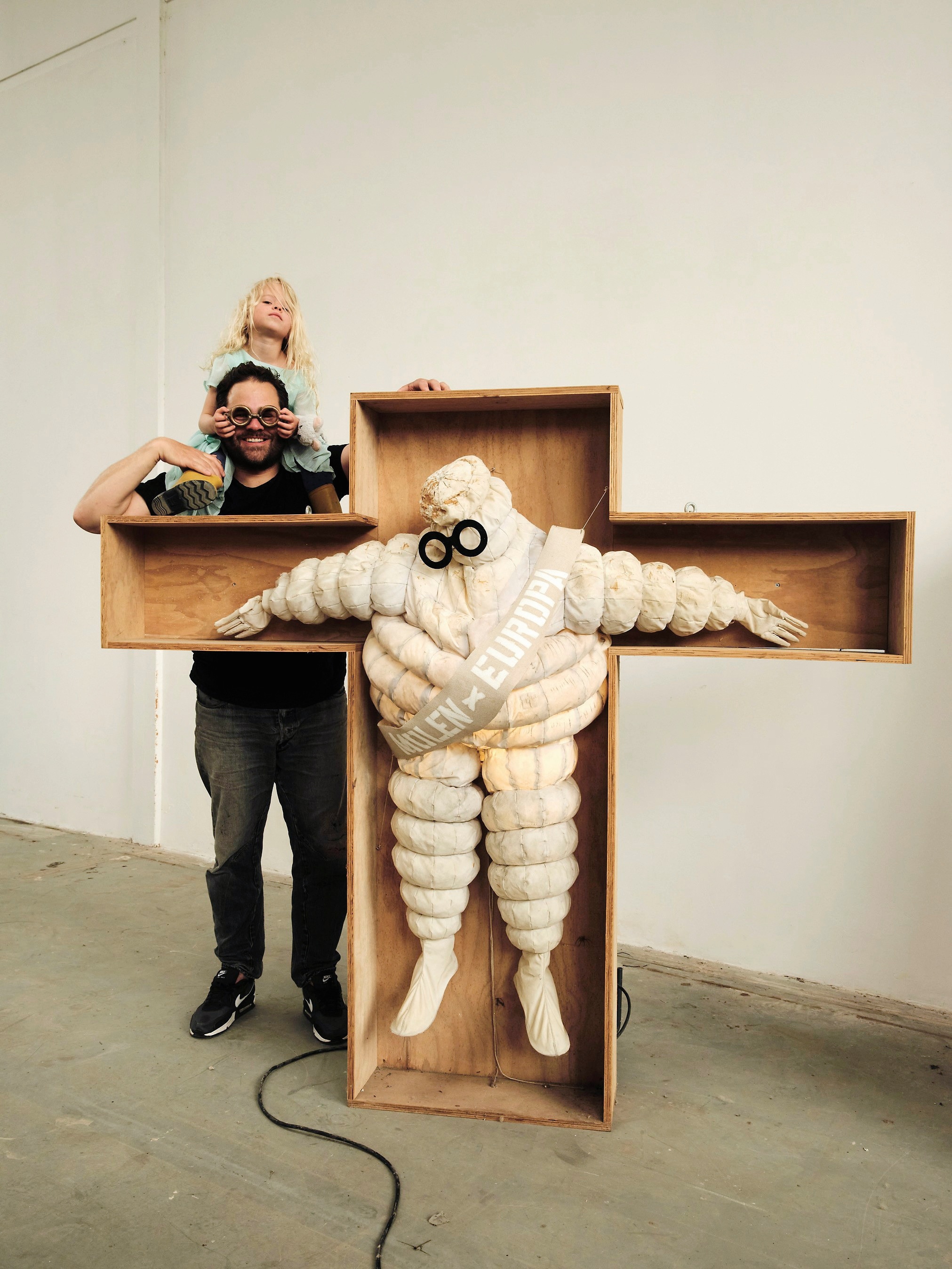Frederik en Rifka bij een werk van Frederik: Michelin Vintage Blow Up Pop. vtwonen design 7-2026 | fotografie Oof Verschuren