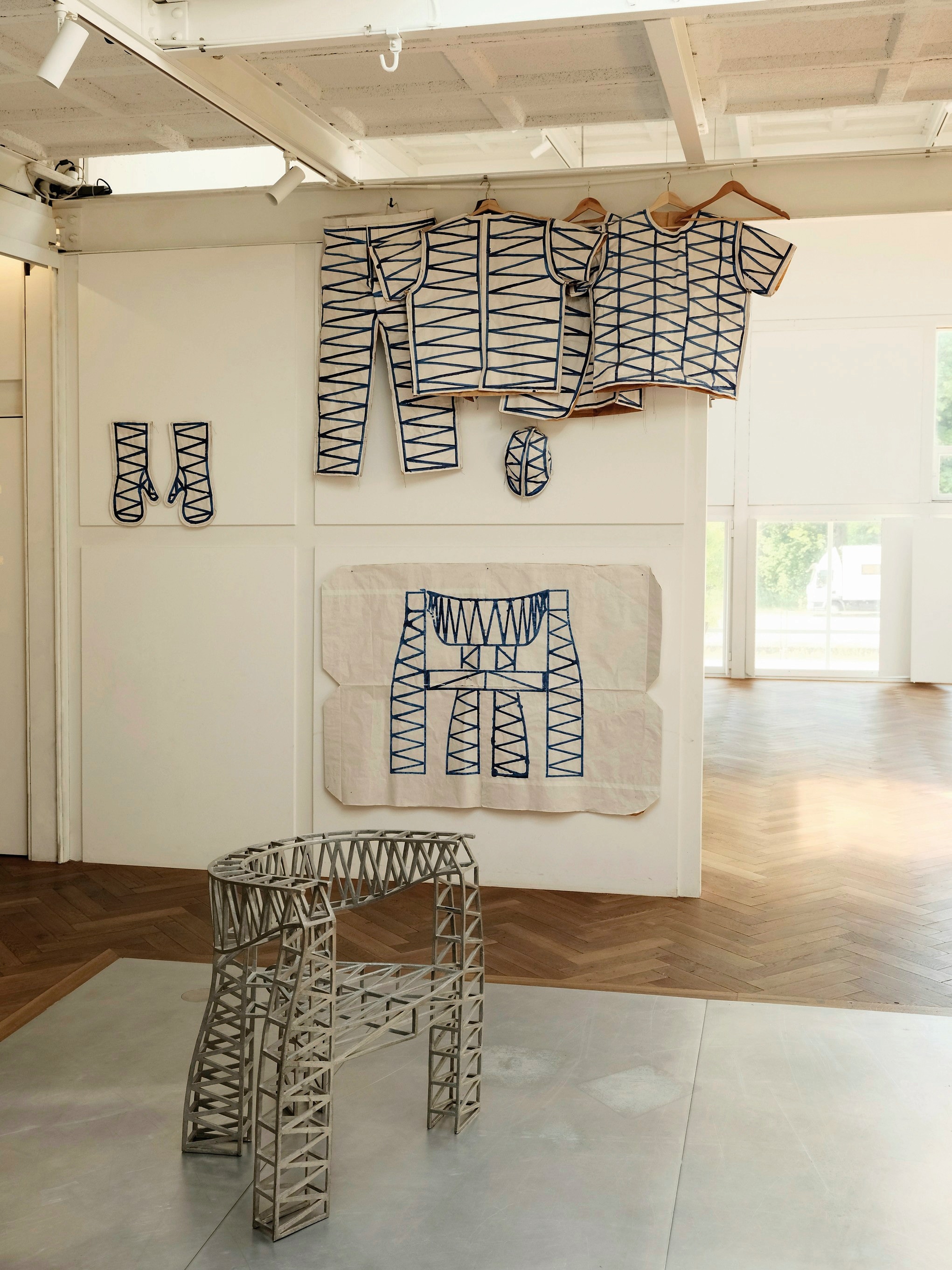 Stoel Bridge Beat Chair, tekeningen op meelzakken en kledingstukken van meelzakken Studio Molen. vtwonen design 7-2026 | fotografie Oof Verschuren
