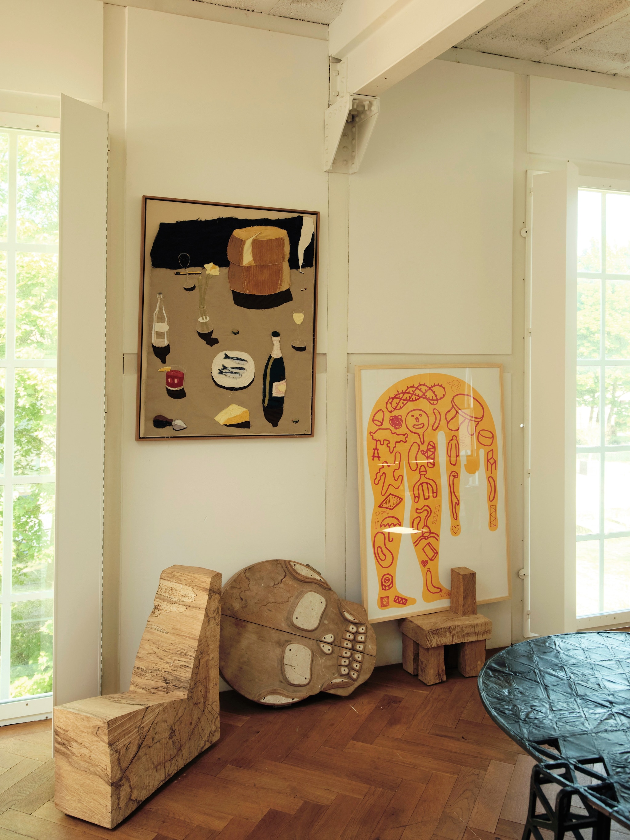 Houten schedel als wandkast vintage via The Odd Fellow Tradepost. Houten stoel en kinderstoel Arne Kristian. Schilderij met stilleven Andrew Pierce Scott. Schilderij met manfiguur Stang Gubbels. vtwonen design 7-2026 | fotografie Oof Verschuren