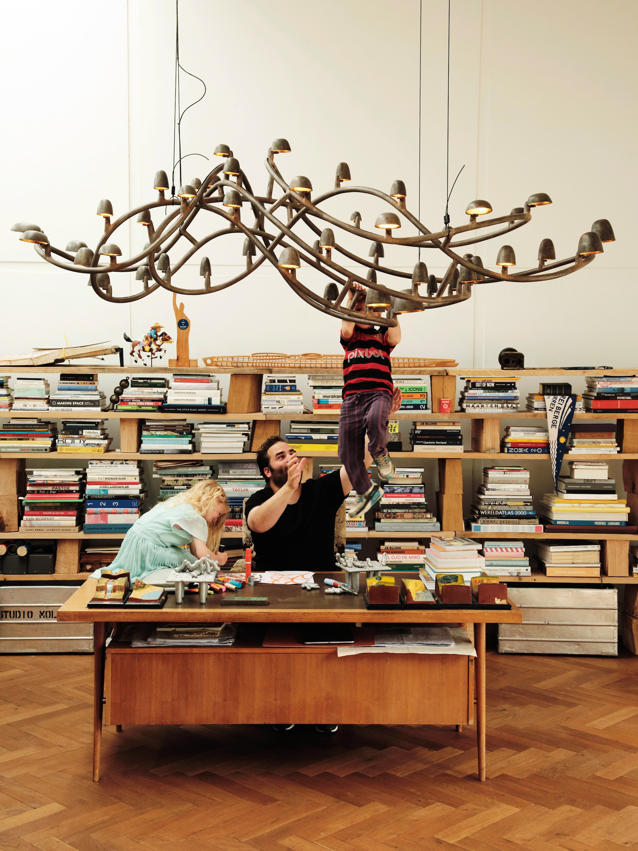 Bureau vintage. Lamp Citylight Anamorphosis van Studio Molen. Boekenkast Arne Kristian. Bronzen beelden Carl Auböck. Leg Splint van Eames via Wonderwood. Aluminium cargokratten vintage. vtwonen design 7-2026 | fotografie Oof Verschuren