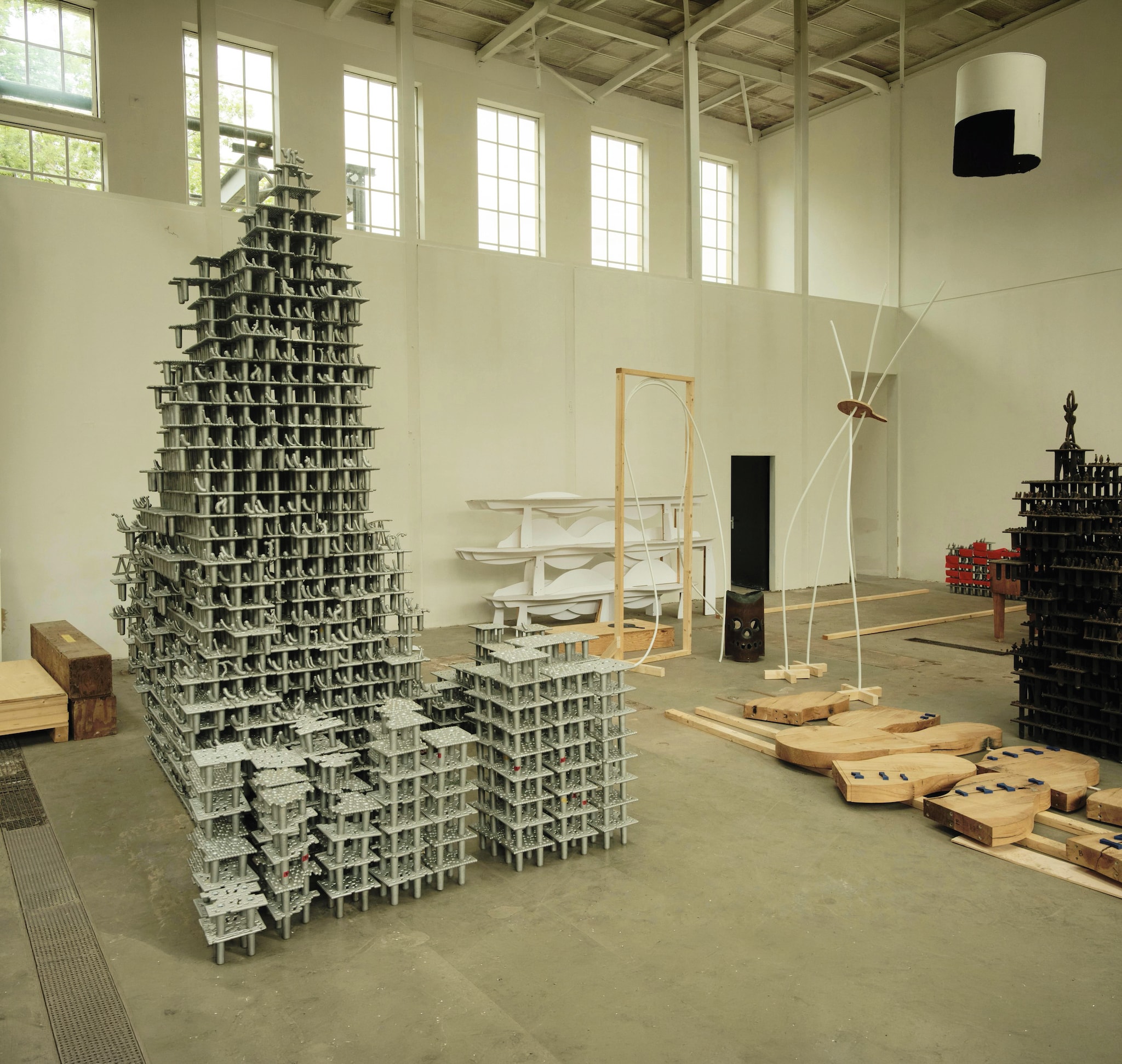 Werkplaats van Frederik. Aluminium sculptuur S tati ca van Studio Molen. vtwonen design 7-2026 | fotografie Oof Verschuren