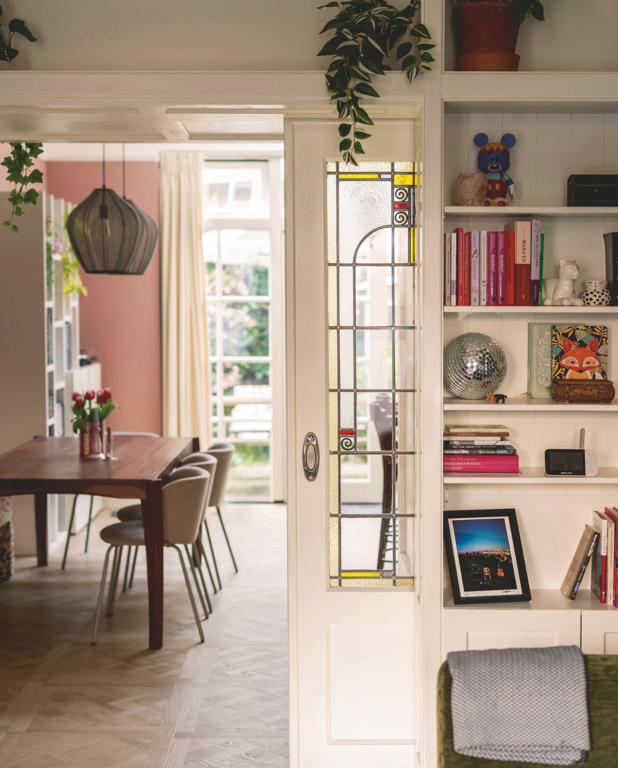 Pvc-vloer Royal van vtwonen. Eetbank Nice van Nous Living. Tafel Luna van Tikamoon. Stoelen Krylbo van Ikea. Hanglampen Beau van Westwing. Verfkleur Lunch van Gamma. En-suitedeuren Marktplaats. Maatwerk EvidentBouw. vtwonen 09-2026 | fotografie Lotte van Uittert