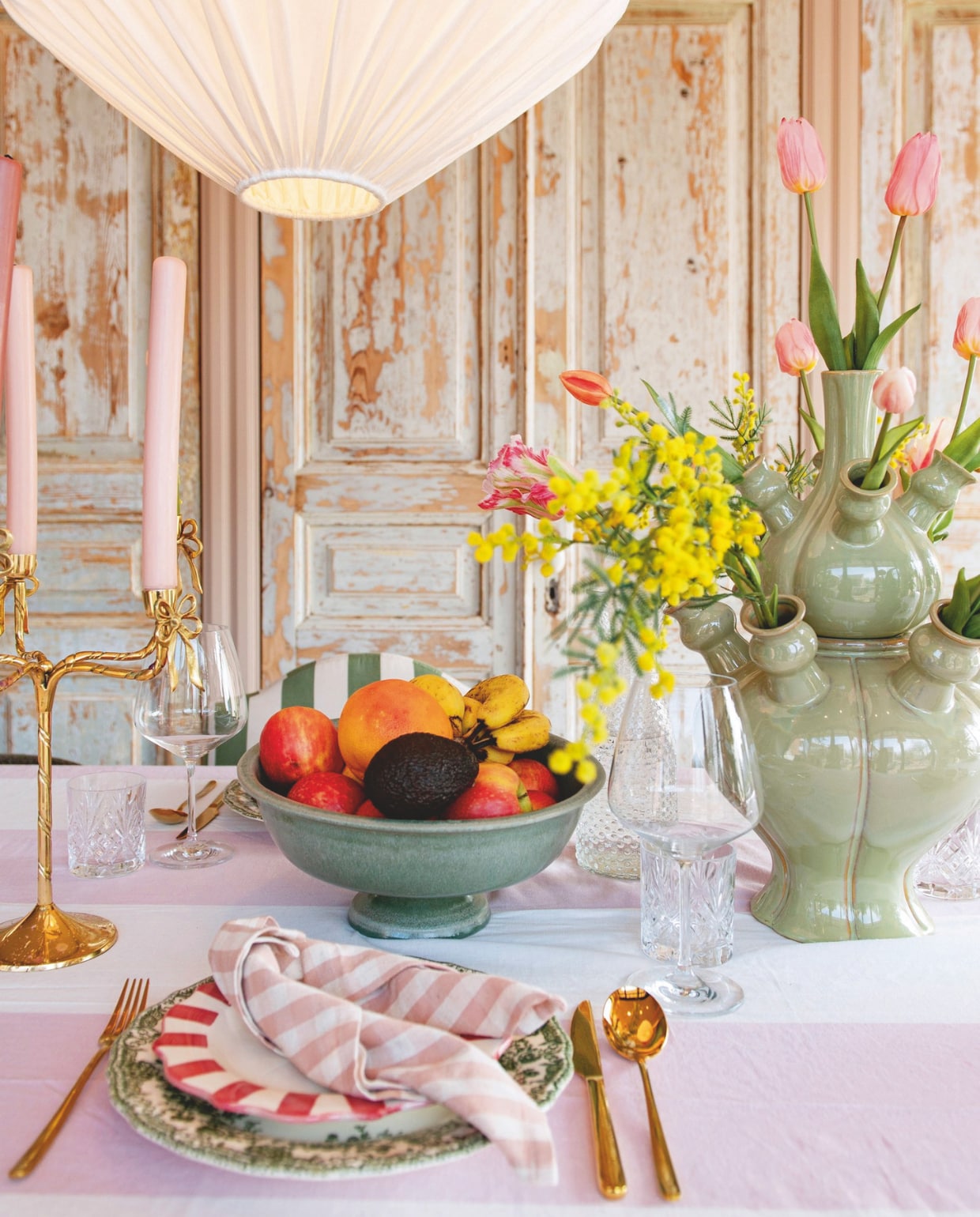 Vaas tuincentrum Coppelmans. Fruitschaal en servetten H&M Home. Kandelaar Sissy-boy. Onderste bord Zara Home. Roze bord Anna+Nina. Bestek Westwing. Lamp Sézane. vtwonen Trendspecial 2026 | fotografie Caroline Coehorst