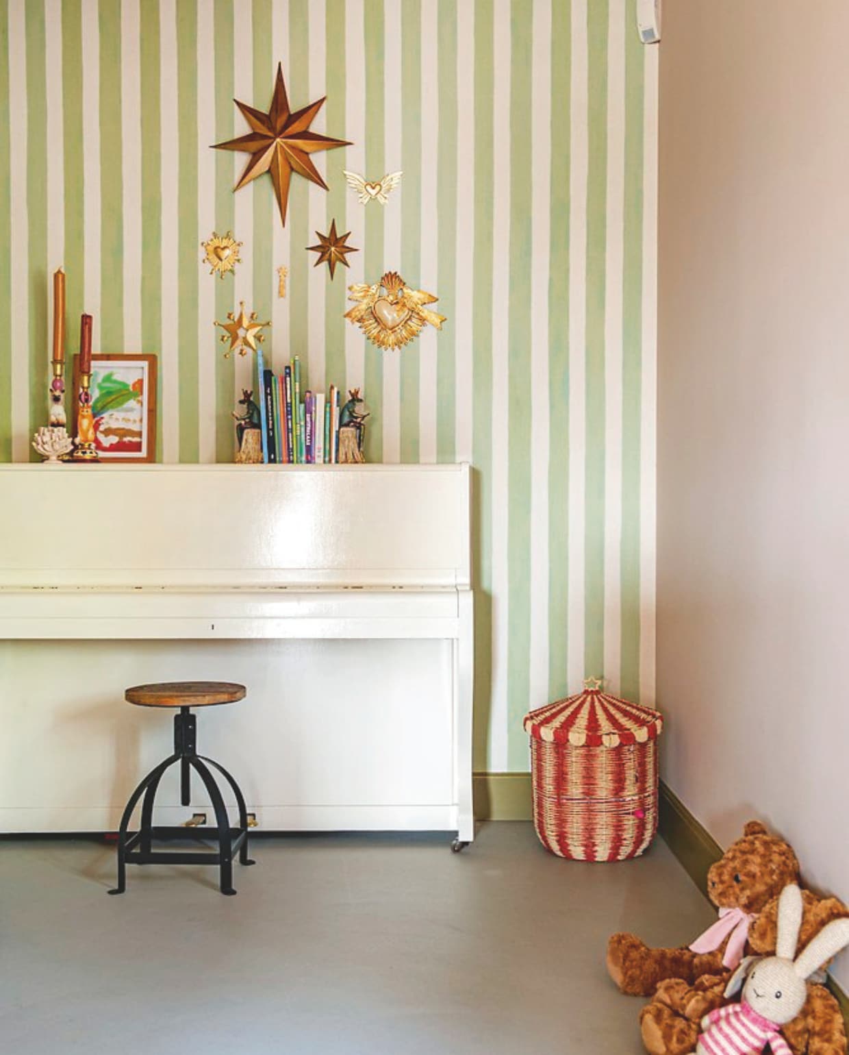De speelhoek. Behang Belartestudio. Piano en kruk erfstukken. Mand Zara Home. Grote knuffelbeer Birth Bear. vtwonen Trendspecial 2026 | fotografie Caroline Coehorst