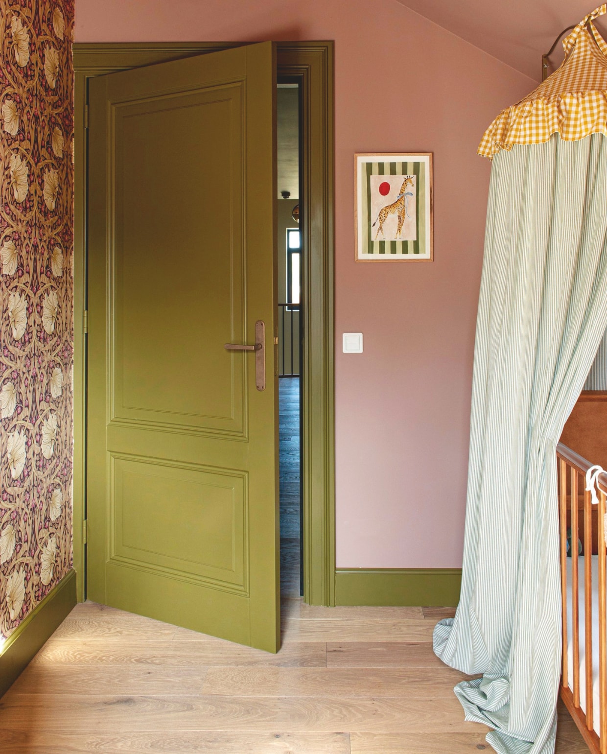 Behang Pimpernel van Morris & co. Muurverf Diamond Dust en kleur deur en plinten Hunter van Lab Paint. Bedhemel via Etsy. vtwonen Trendspecial 2026 | fotografie Caroline Coehorst