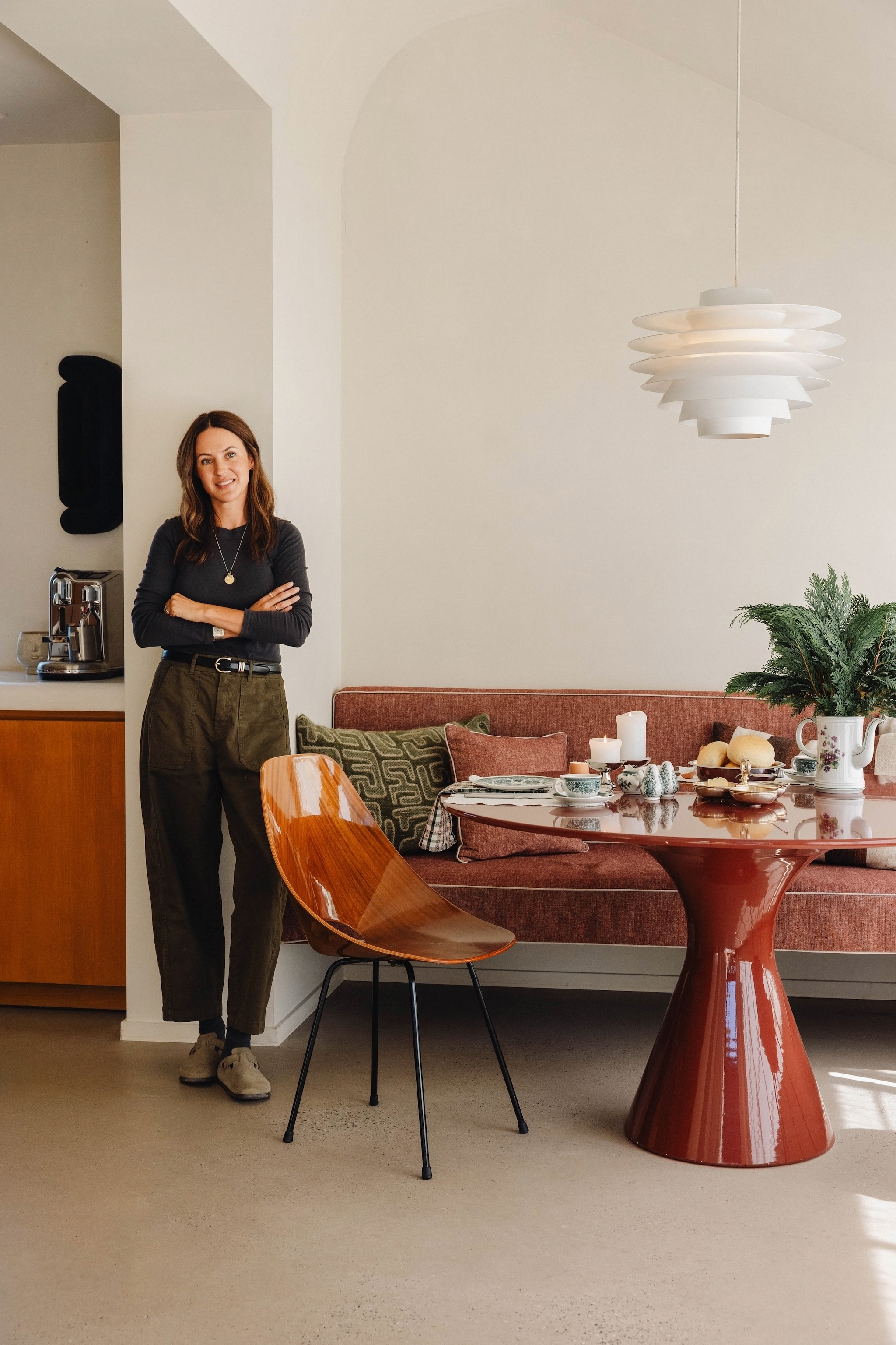 Top H&m. Broek, riem en ketting Les Soeurs. Clogs Boston van Birkenstock. Vintage horloge Santos Galbée van Cartier. vtwonen Design 9-2026 | fotografie Stie De Neve