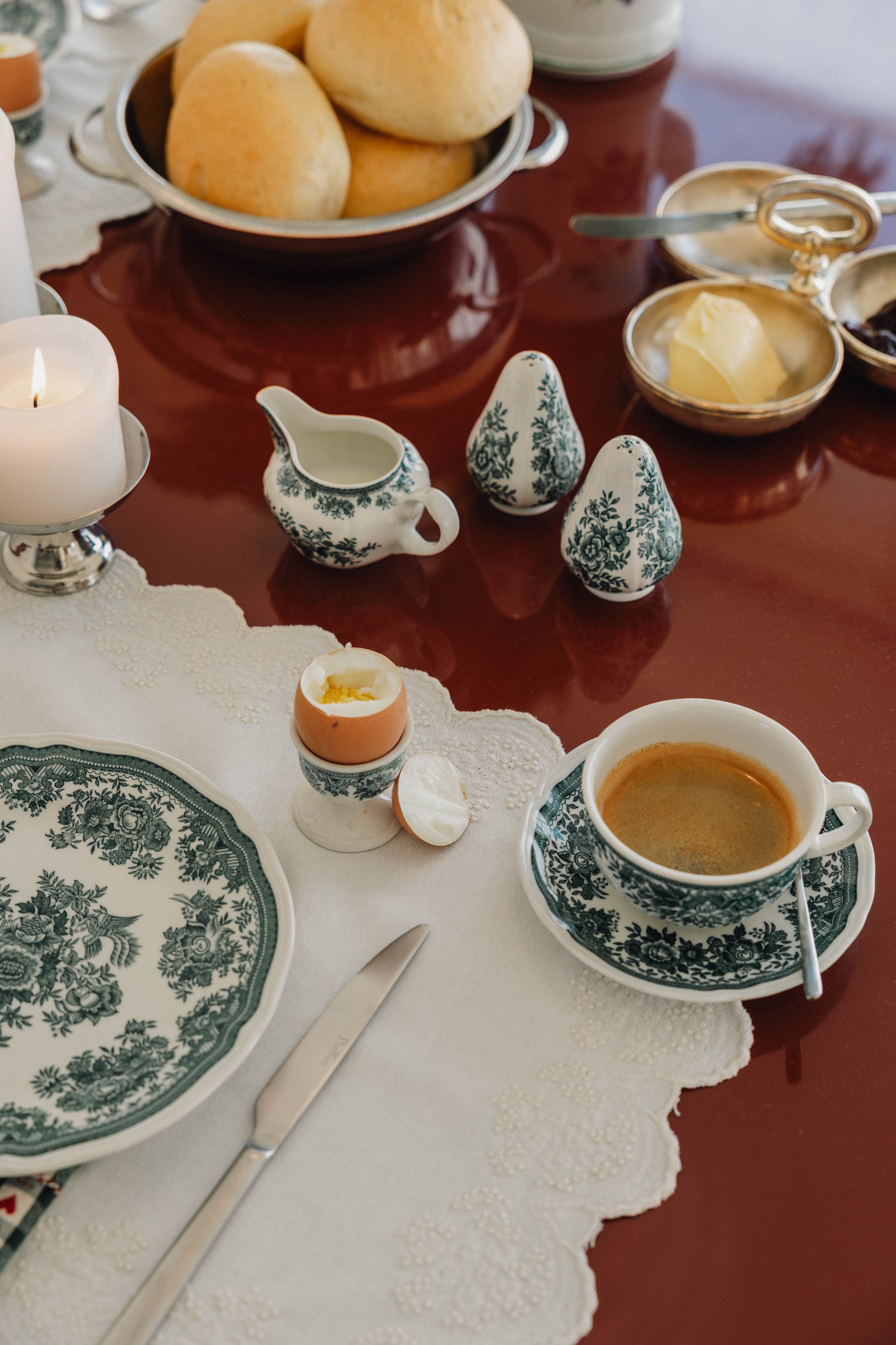 Placemat Zara Home. Oud servies Fasan van Villeroy & Boch via Catawiki. vtwonen Design 9-2026 | fotografie Stie De Neve