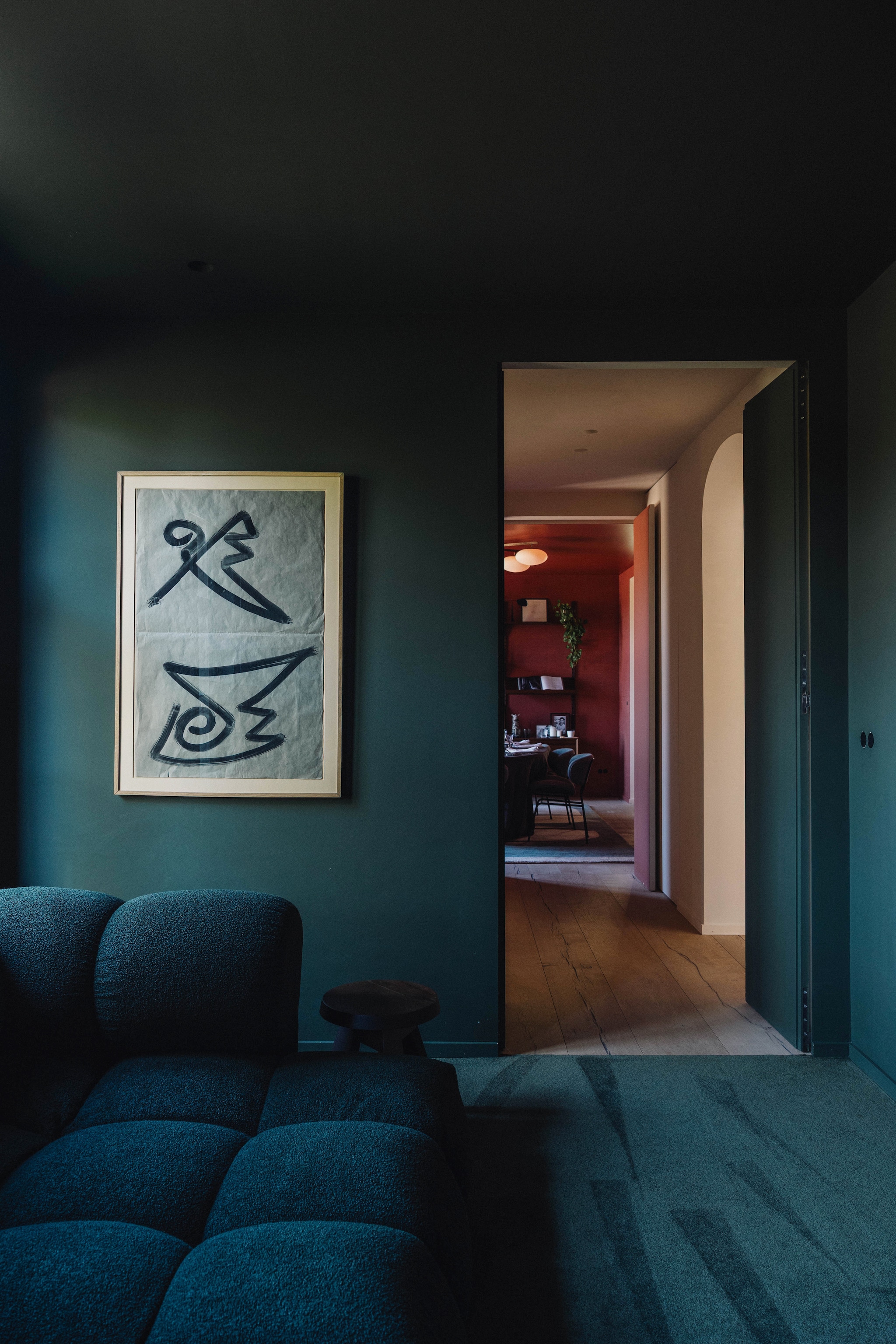 De tv-kamer is volledig ton sur ton ingericht voor een knus gevoel. vtwonen Design 9-2026 | fotografie Stie De Neve