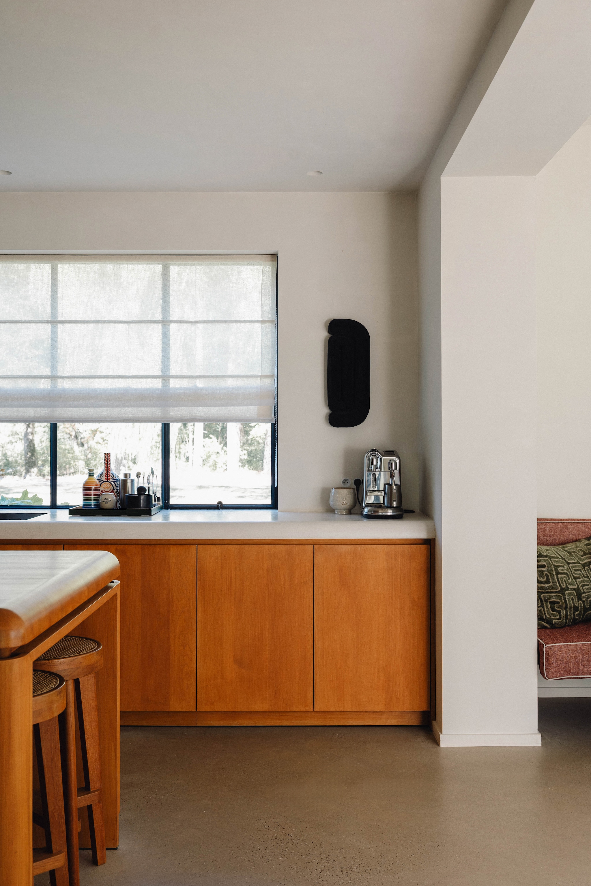 Keuken van elzenhout met aanrecht van microcement. Papieren kunstwerk van de Japanse Jae Ko via Forwart Gallery. vtwonen Design 9-2026 | fotografie Stie De Neve