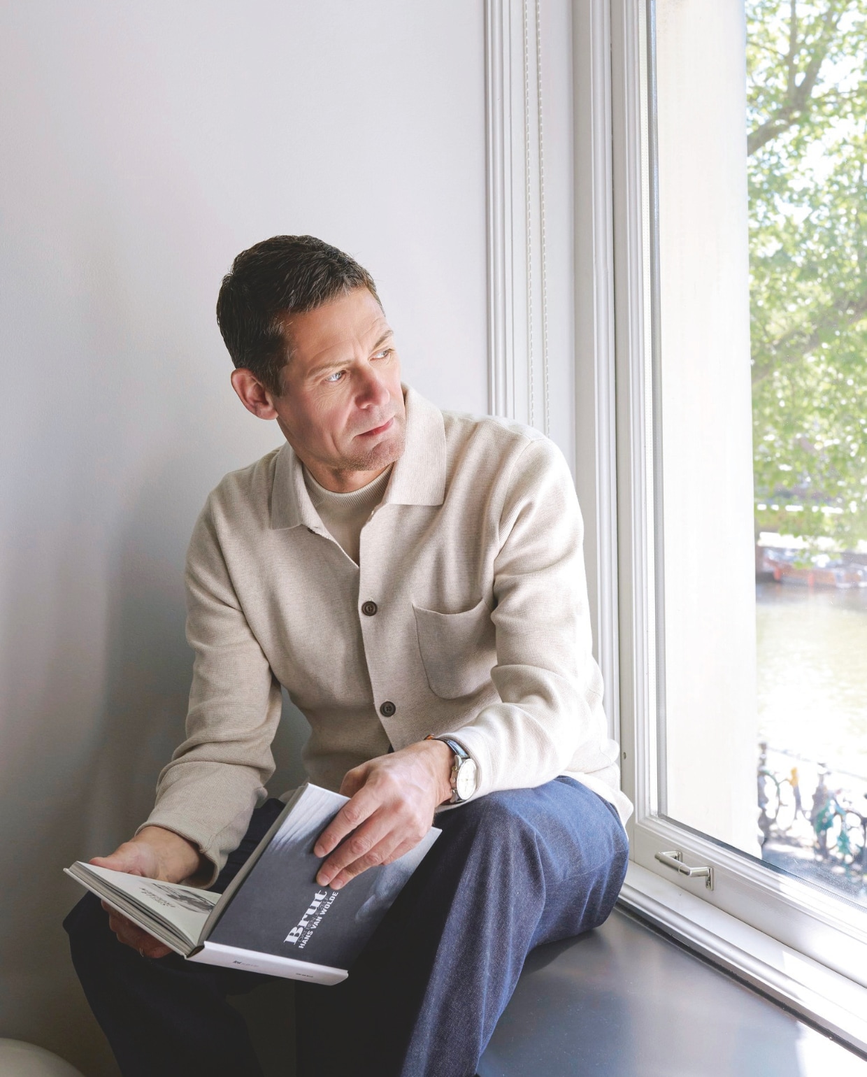 Remy Meijers met het boek Brut, Dat ben je zelf van Hans van Wolde.