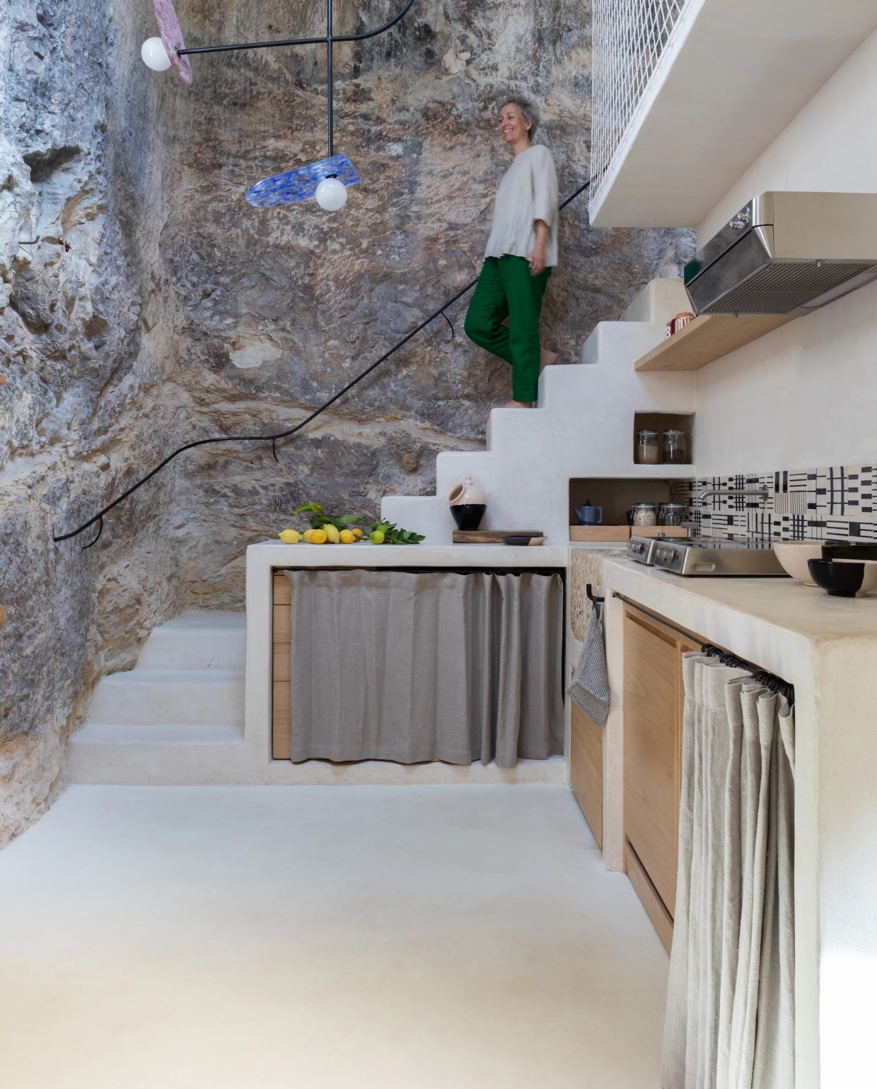 Keuken van kastanjehout en kalkstuc, keramiek en hanglamp van restglas: alles op maat gemaakt naar Margherita’s ontwerp.
 vtwonen 08-2025 | productie Living Inside | fotografie Monica Spezia