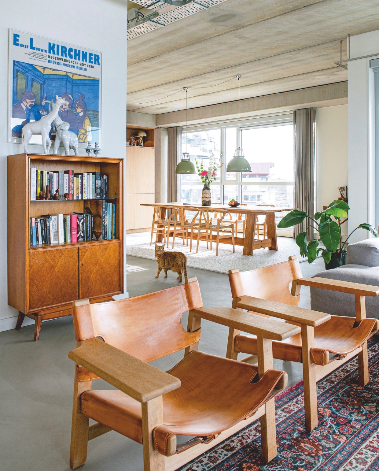 Spaanse stoelen van Børge Mogensen voor Fredericia Furniture, vintage. Kast vintage. Tafel Loods 5. Vloerkleed Trendcarpet. Stoelen Wishbone van Hans J. Wegner voor Carl Hansen & Søn. Hanglampen Titan van Original Btc. Lavasteen gietvloer Berkers Vloeren. vtwonen 09-2026 | fotografie Caroline Coehorst