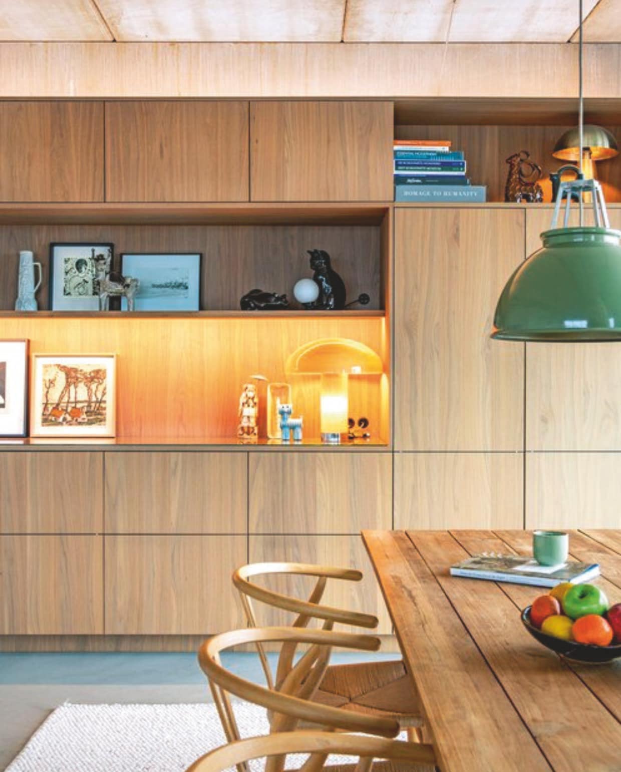 Meubelblok ontworpen door Vervoort Architecten, uitgevoerd door Vos Interieur. Hanglamp Titan van Original Btc. Vloerkleed Trendcarpet. Kunstwerken vintage. Lavasteen gietvloer Berkers Vloeren. vtwonen 09-2026 | fotografie Caroline Coehorst