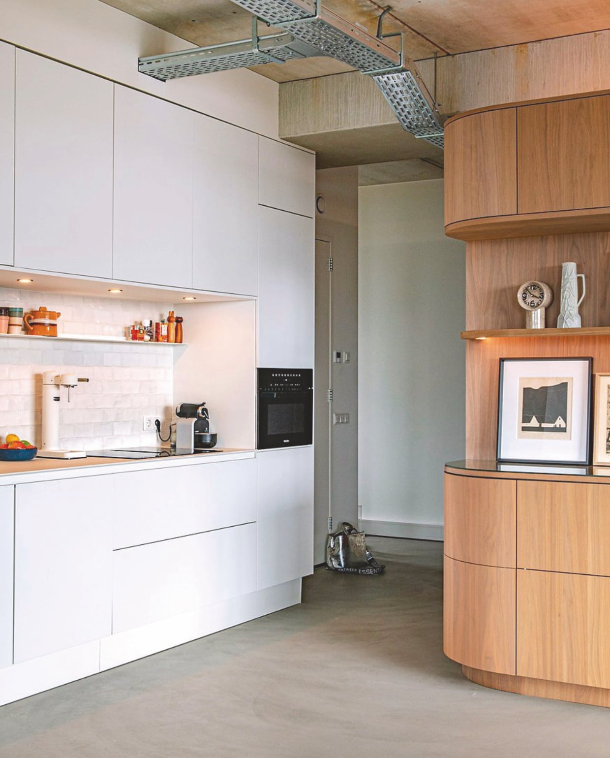 Keuken Aswa Keukens, met keramisch werkblad en Marokkaanse wandtegels. Servies HKliving. Meubelblok ontworpen door Vervoort Architecten, door Vos Interieur. Kunstwerken vintage. vtwonen 09-2026 | fotografie Caroline Coehorst